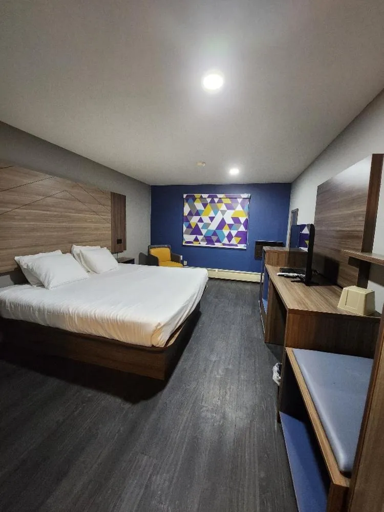 Bed in AmeriVu Inn and Suites - Hayward