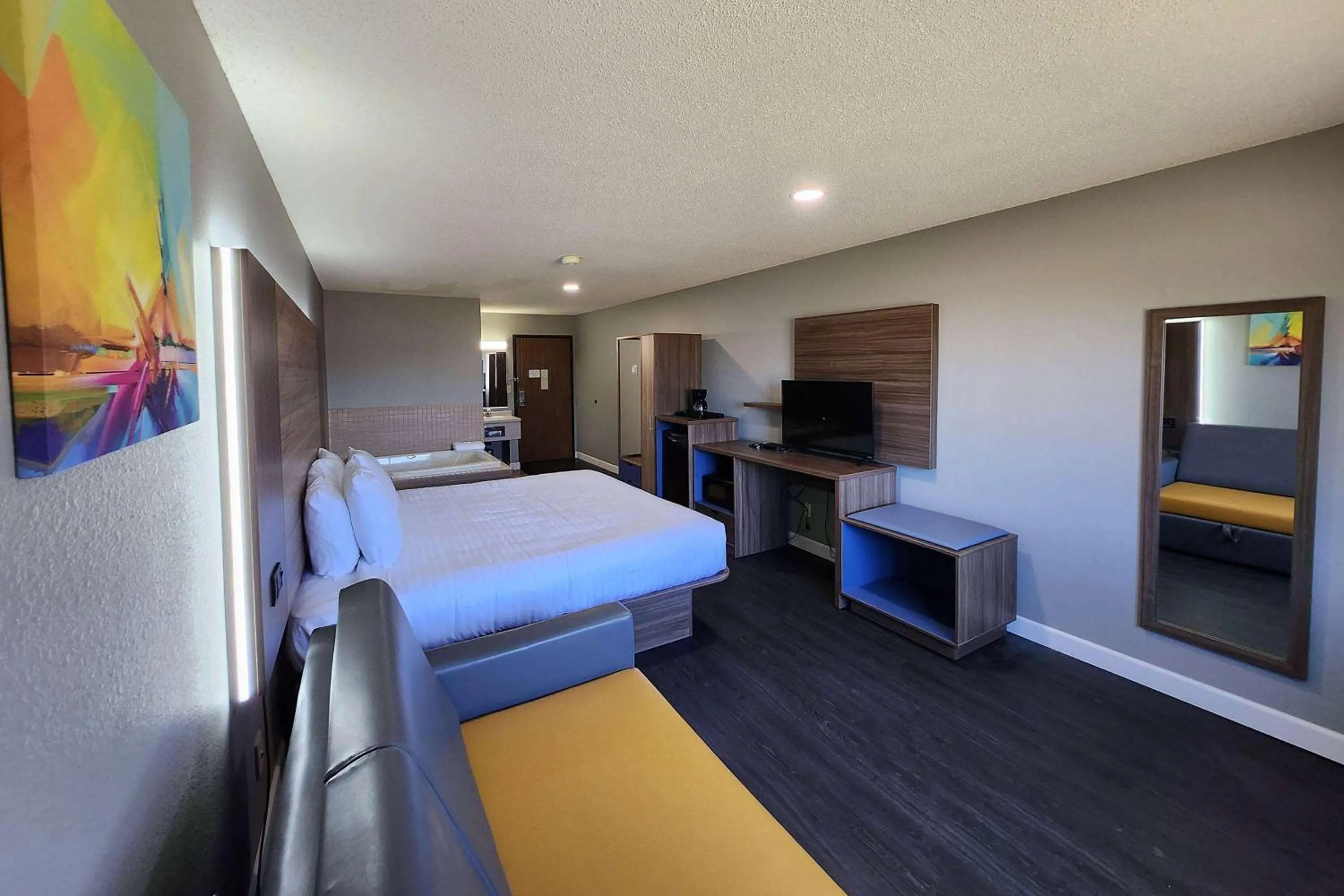 Photo of the whole room, Bed in AmeriVu Inn and Suites - Hayward