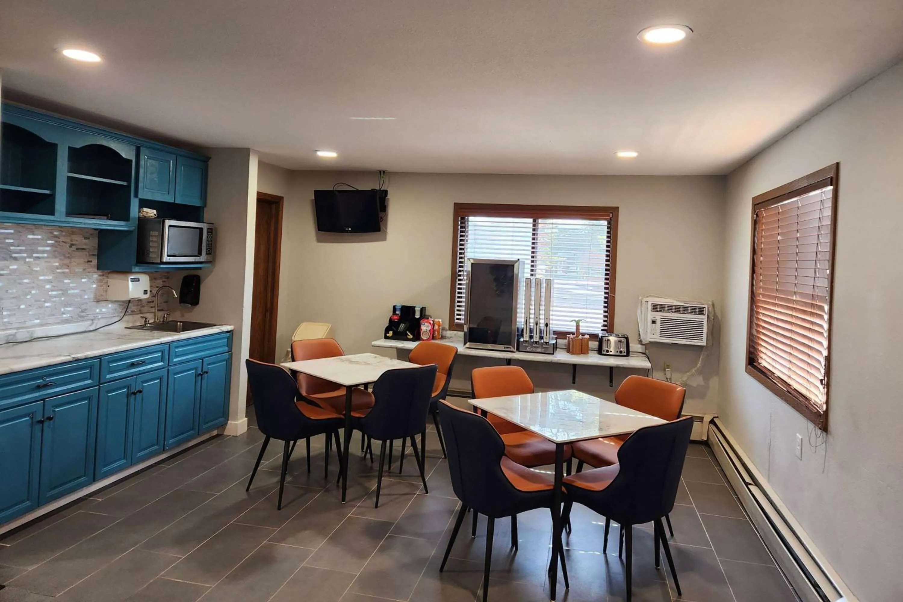 Breakfast in AmeriVu Inn and Suites - Hayward