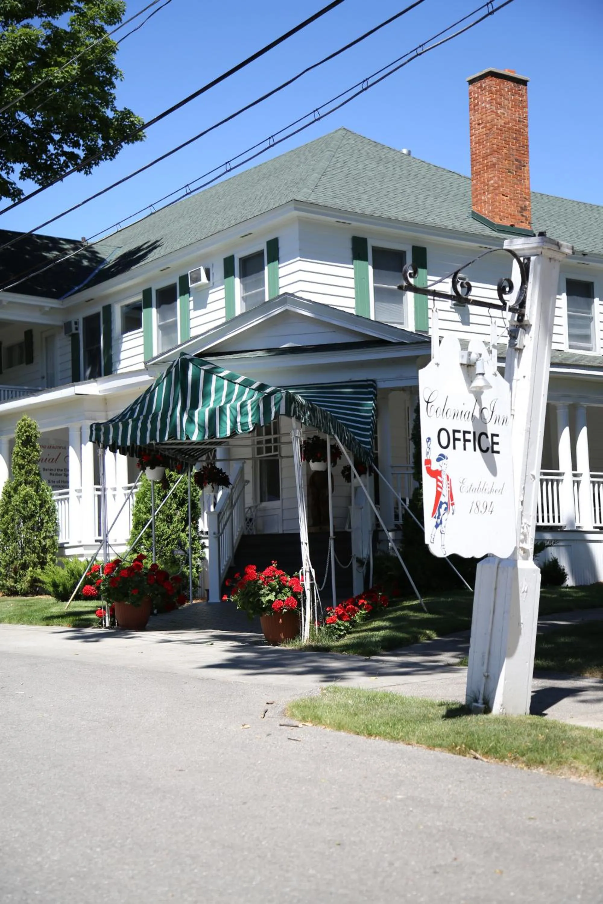 Facade/entrance in Colonial Inn Harbor Springs