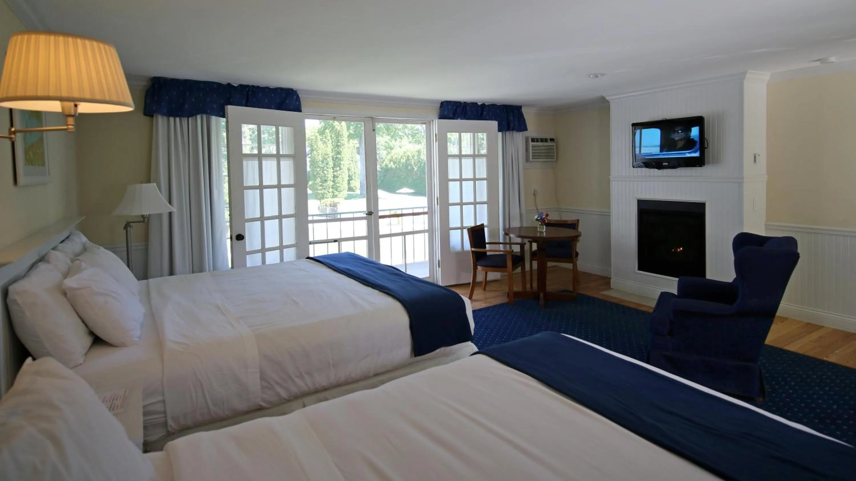 Day, Bed in Colonial Inn Harbor Springs