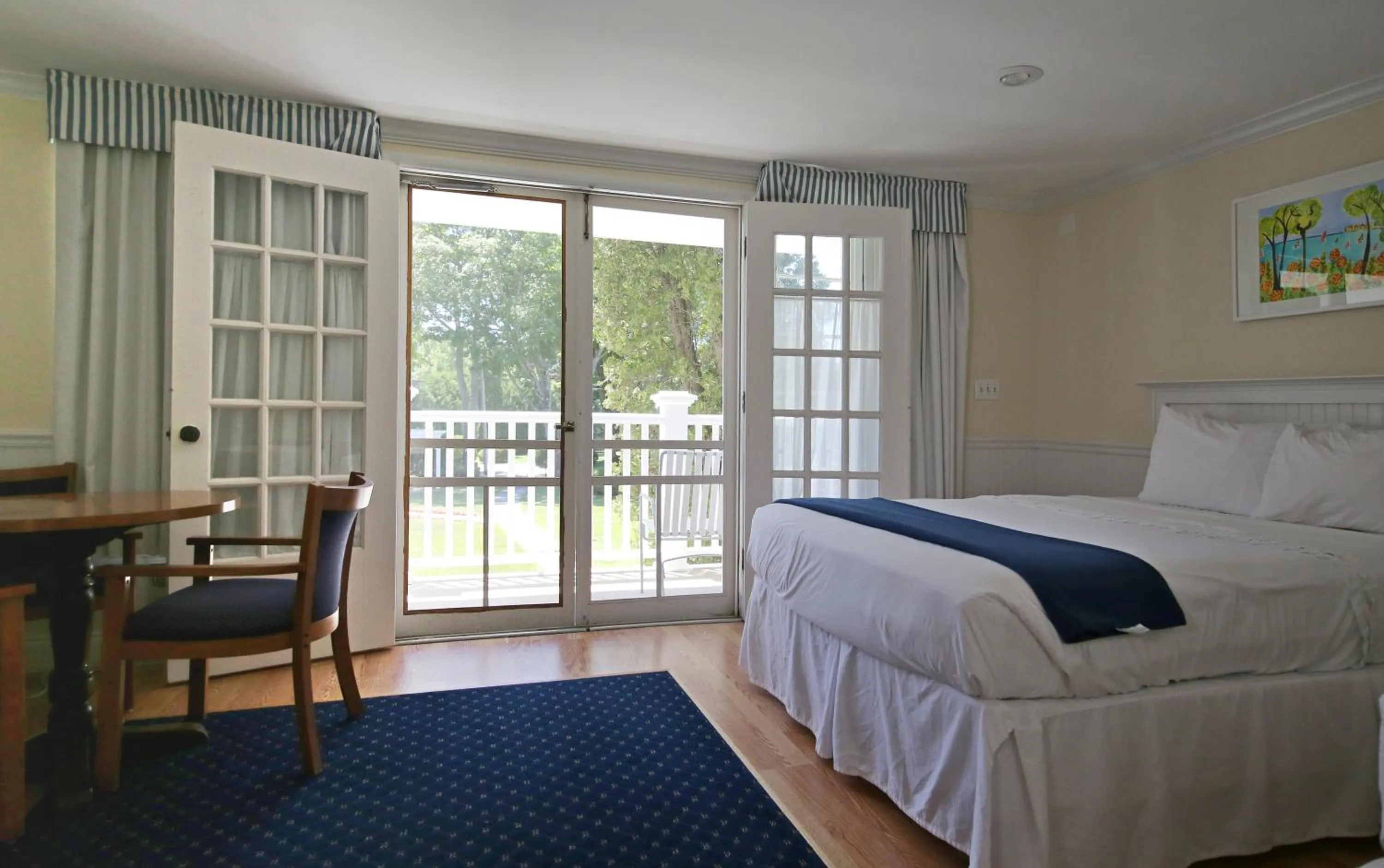 Day, Bed in Colonial Inn Harbor Springs