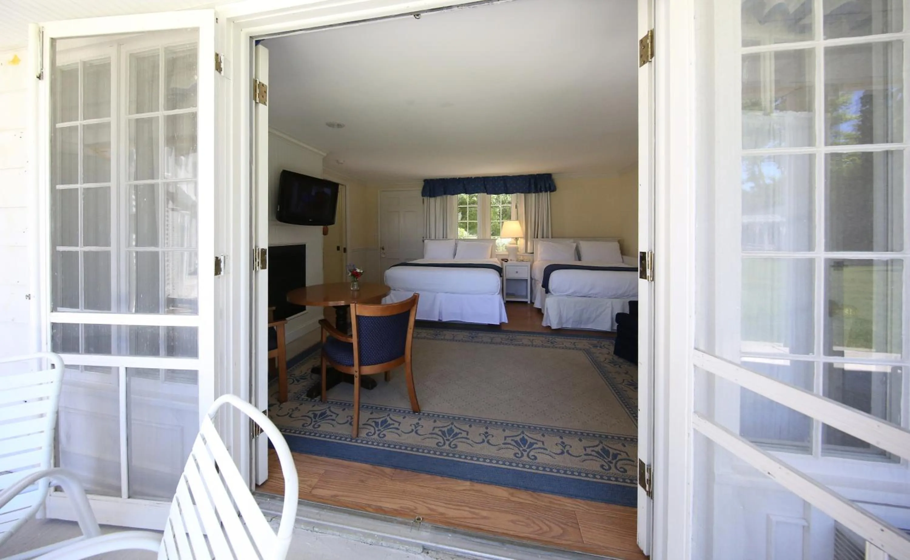 Day, Bed in Colonial Inn Harbor Springs