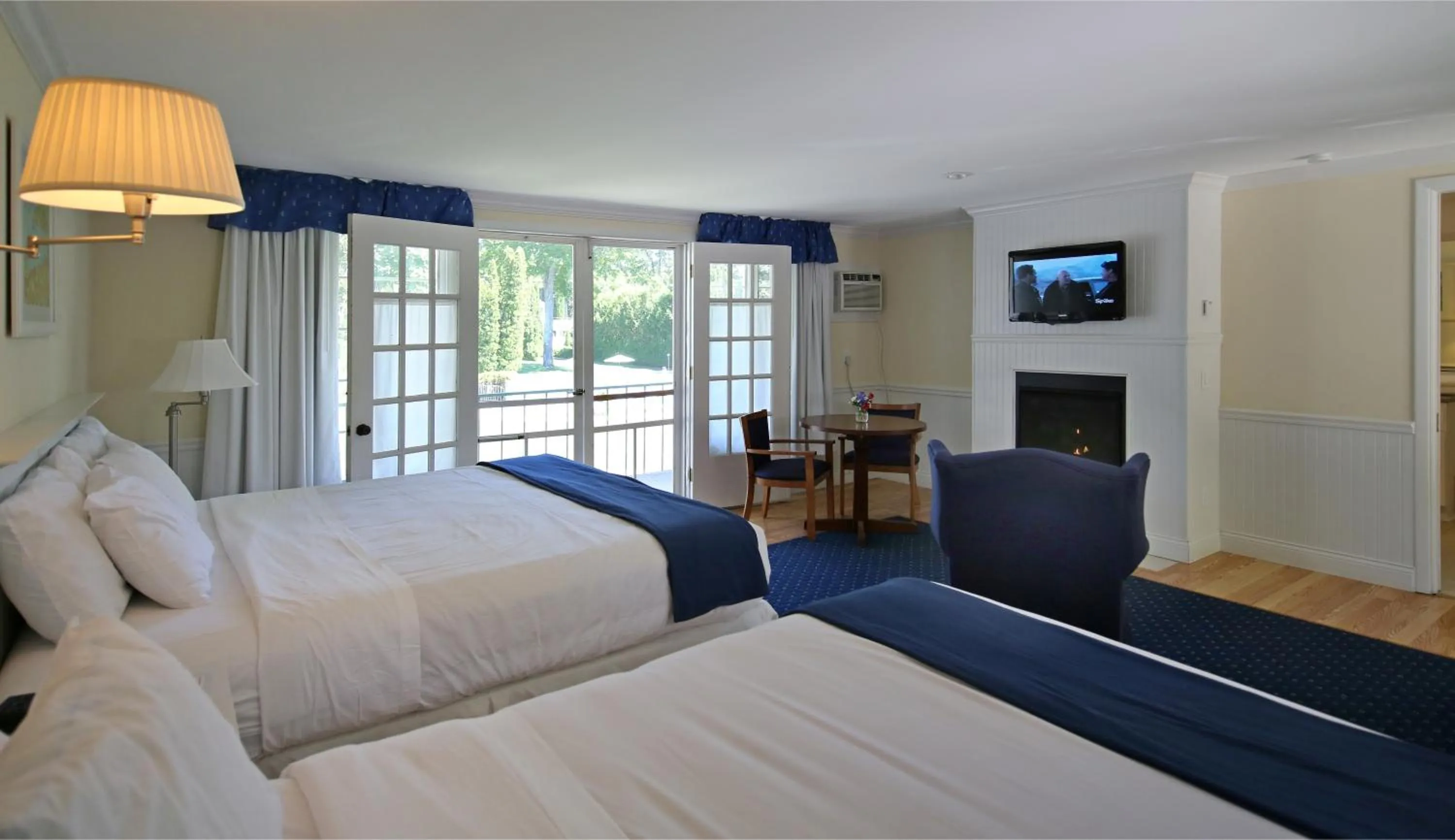 Day, Bed in Colonial Inn Harbor Springs