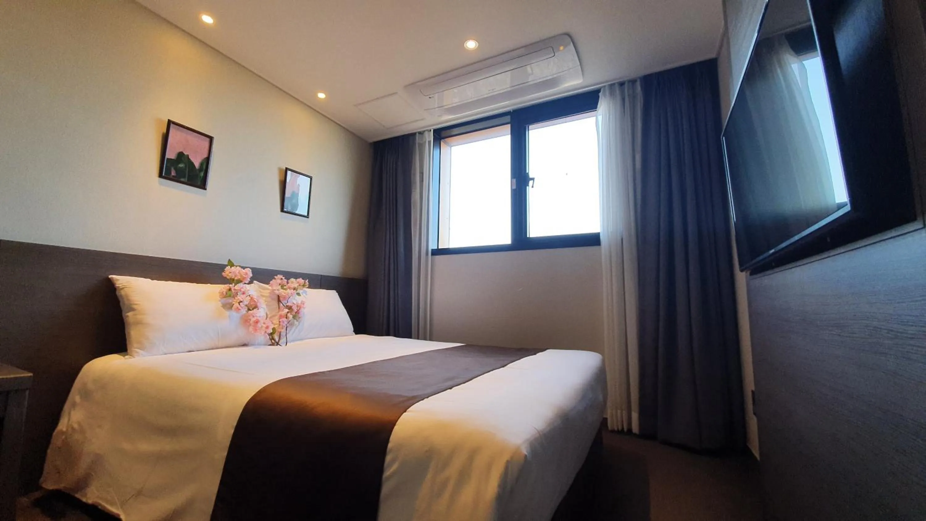 Bed in Grandmillions Hotel Seogwipo