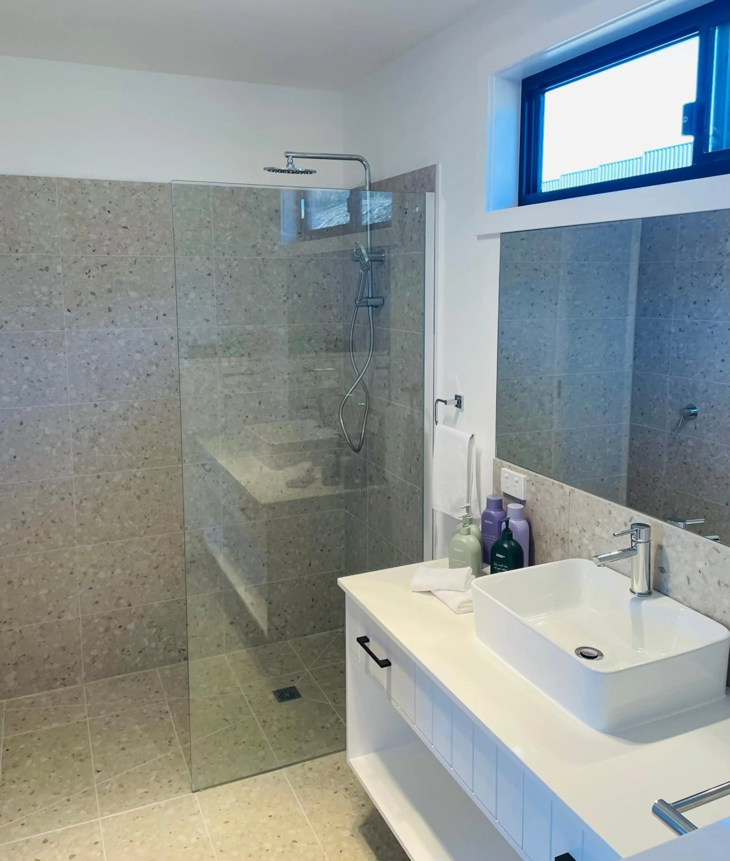 Shower in Fox on the Run - Motel Kilmore