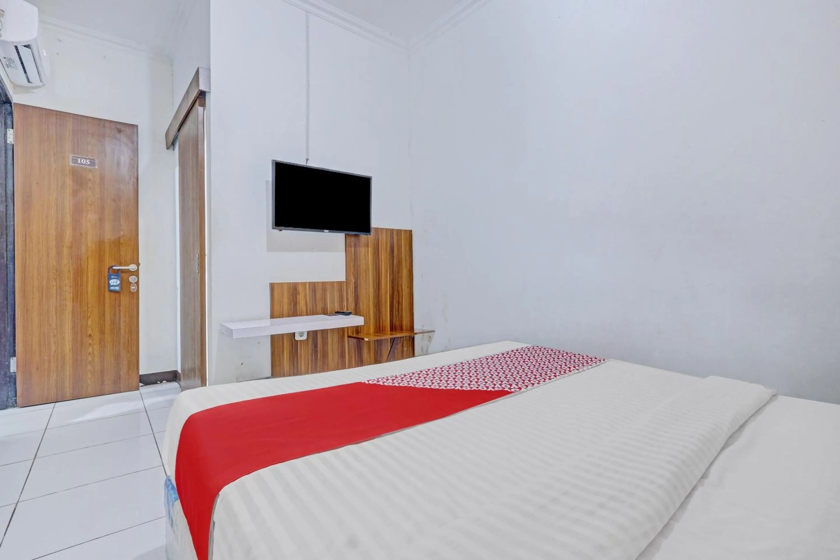 Bedroom, Bed in Hotel O Near Mall Ciputra 2