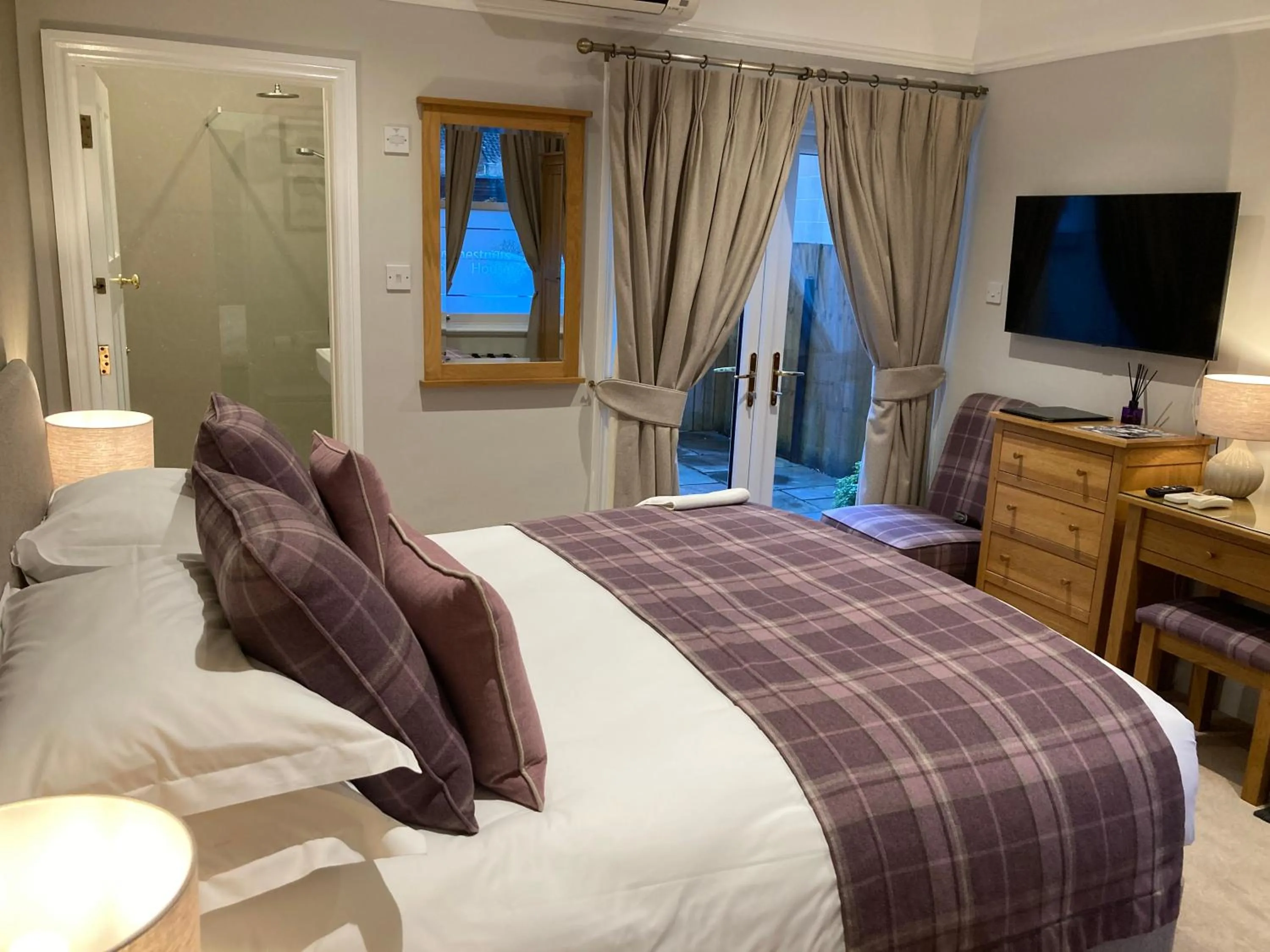 Bedroom, Bed in Chestnuts House Boutique B&B