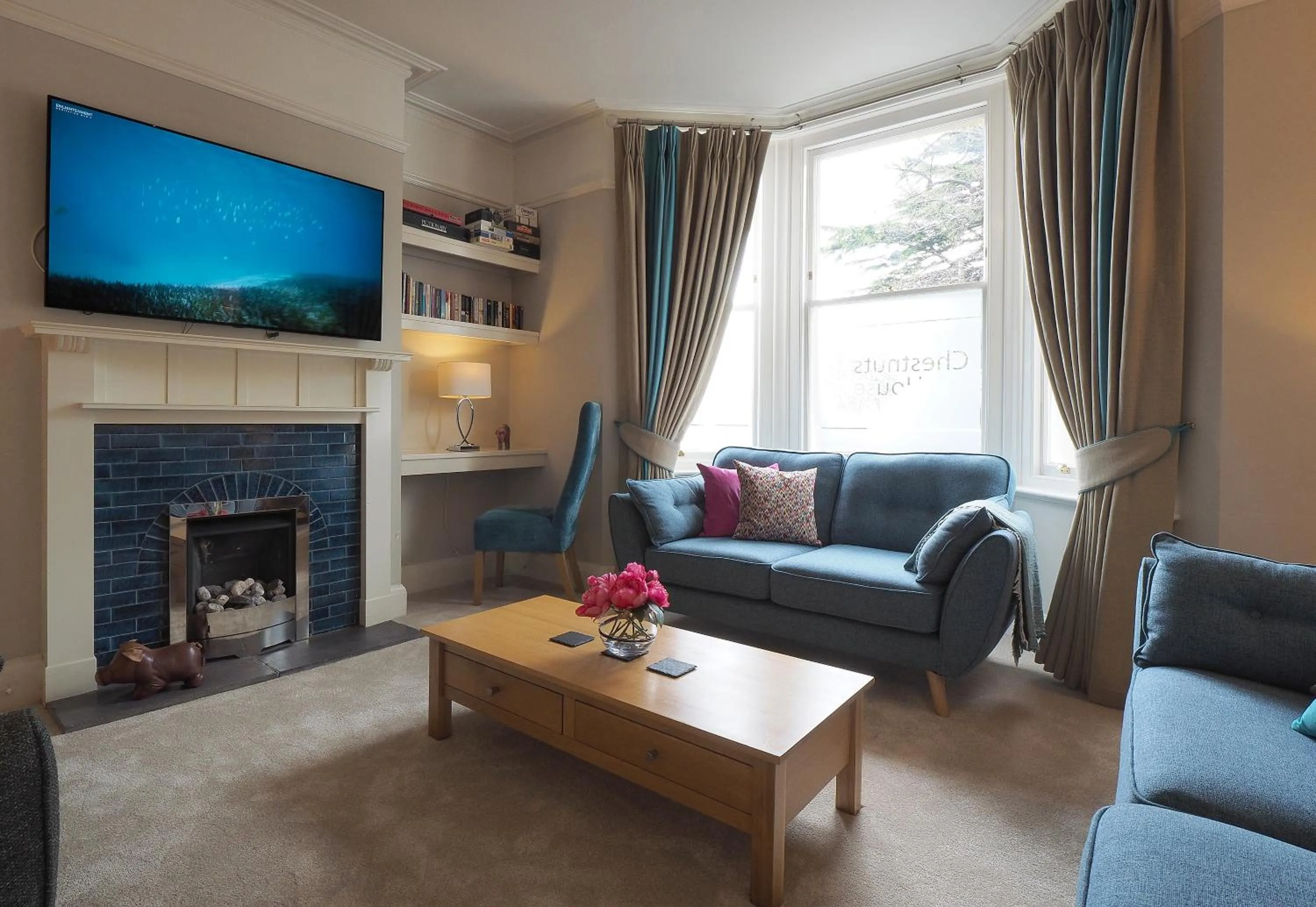 TV and multimedia in Chestnuts House Boutique B&B