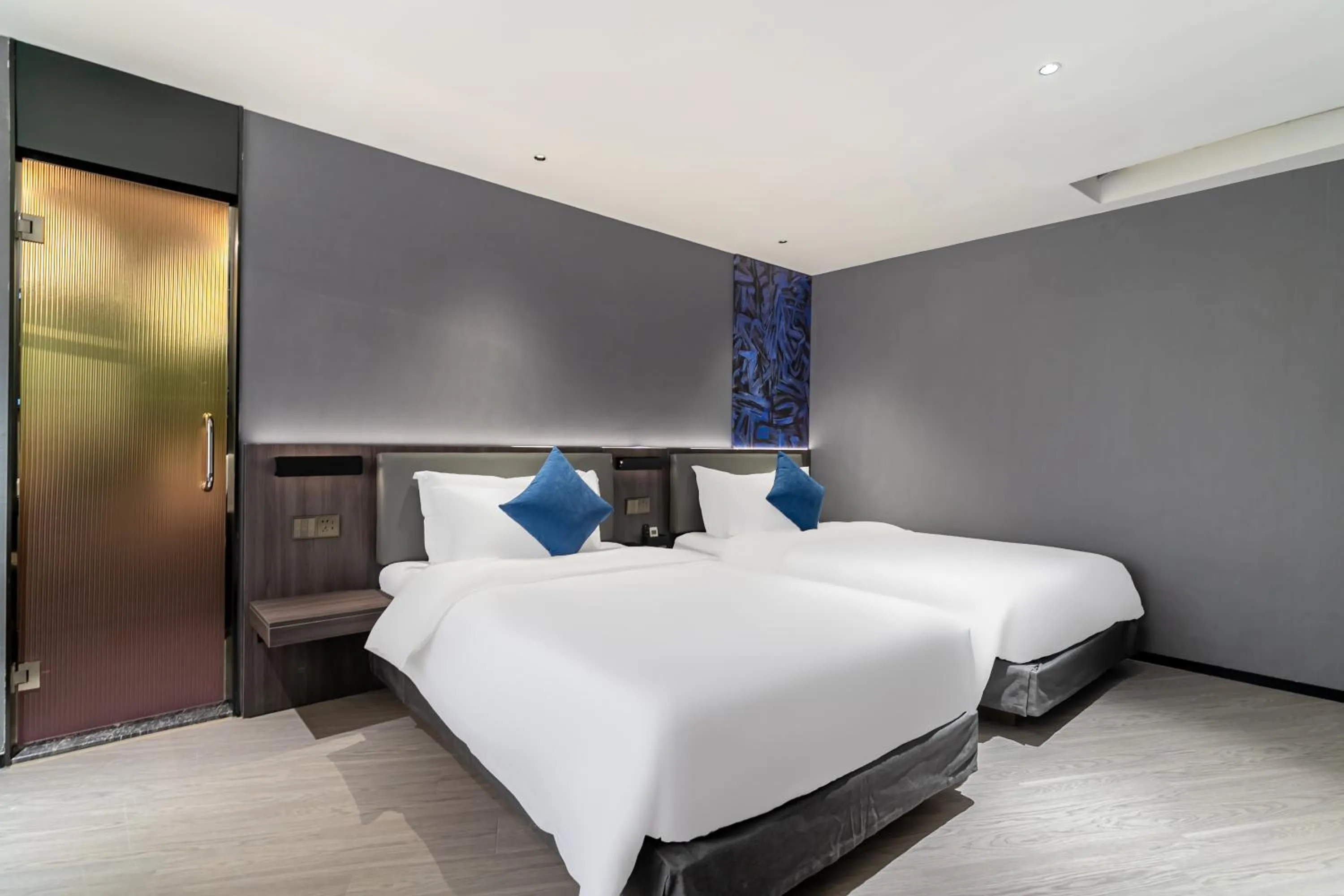 Photo of the whole room, Bed in Insail Hotels (Guangyuanxincun Jingtai Pedestrian Street Guangzhou)