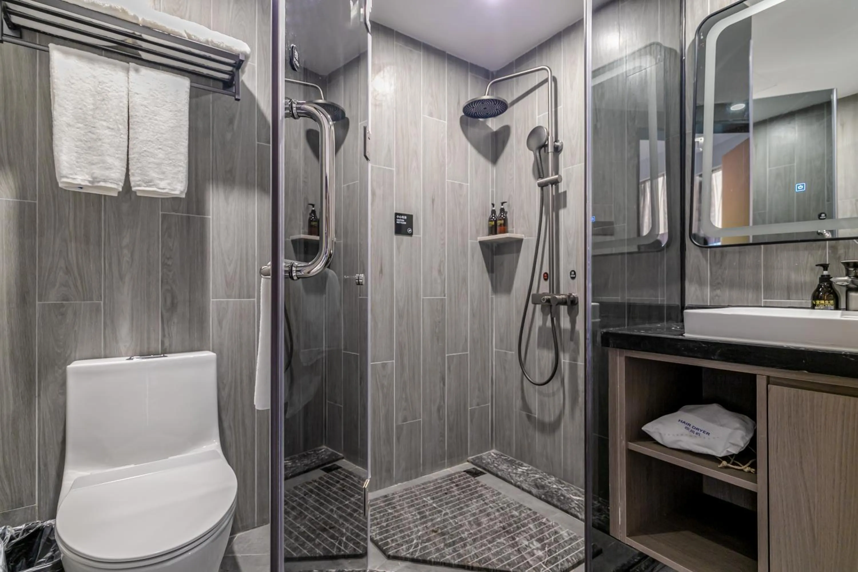 Toilet in Insail Hotels (Guangyuanxincun Jingtai Pedestrian Street Guangzhou)