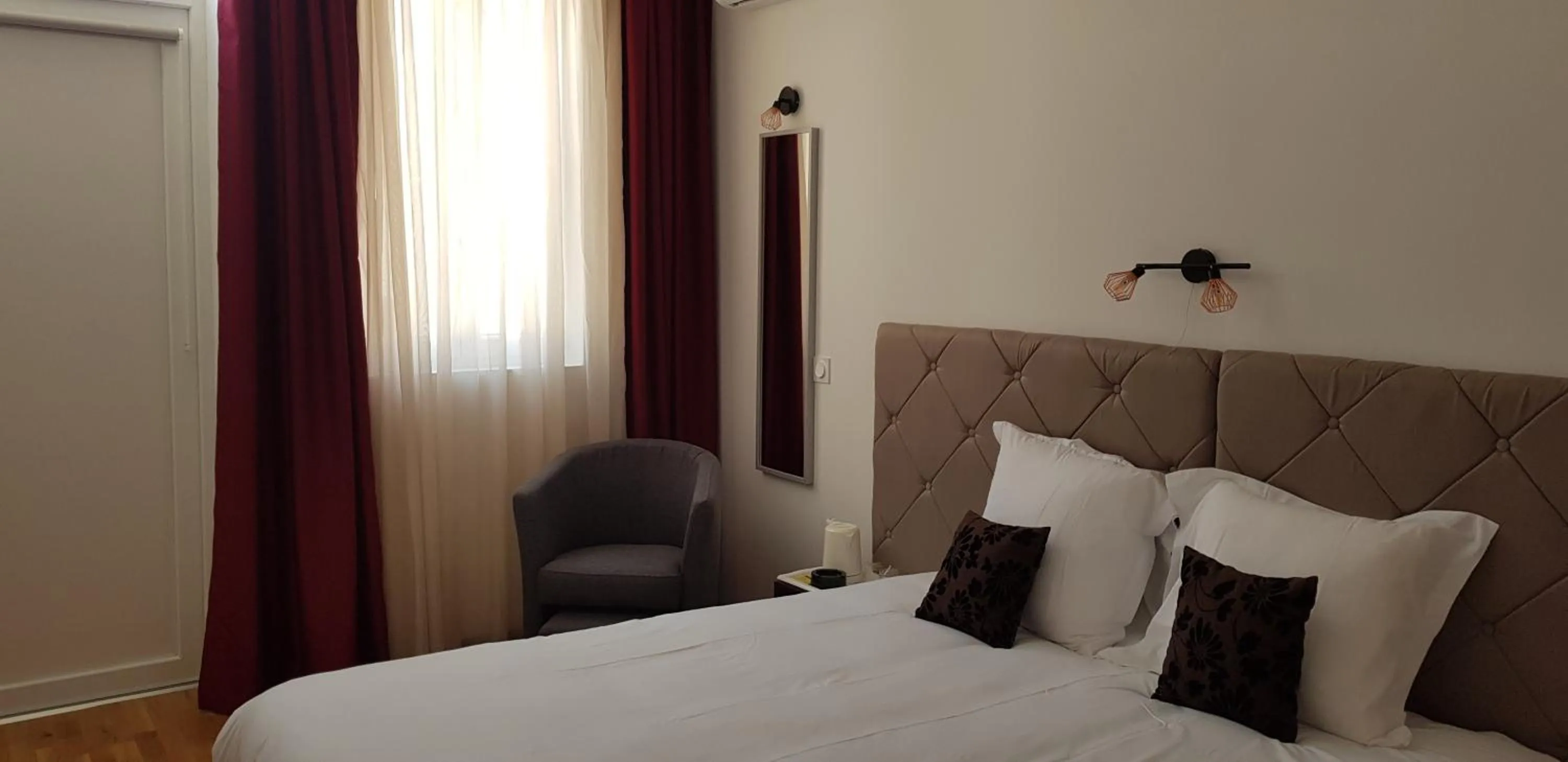 Photo of the whole room, Bed in Le Vauban