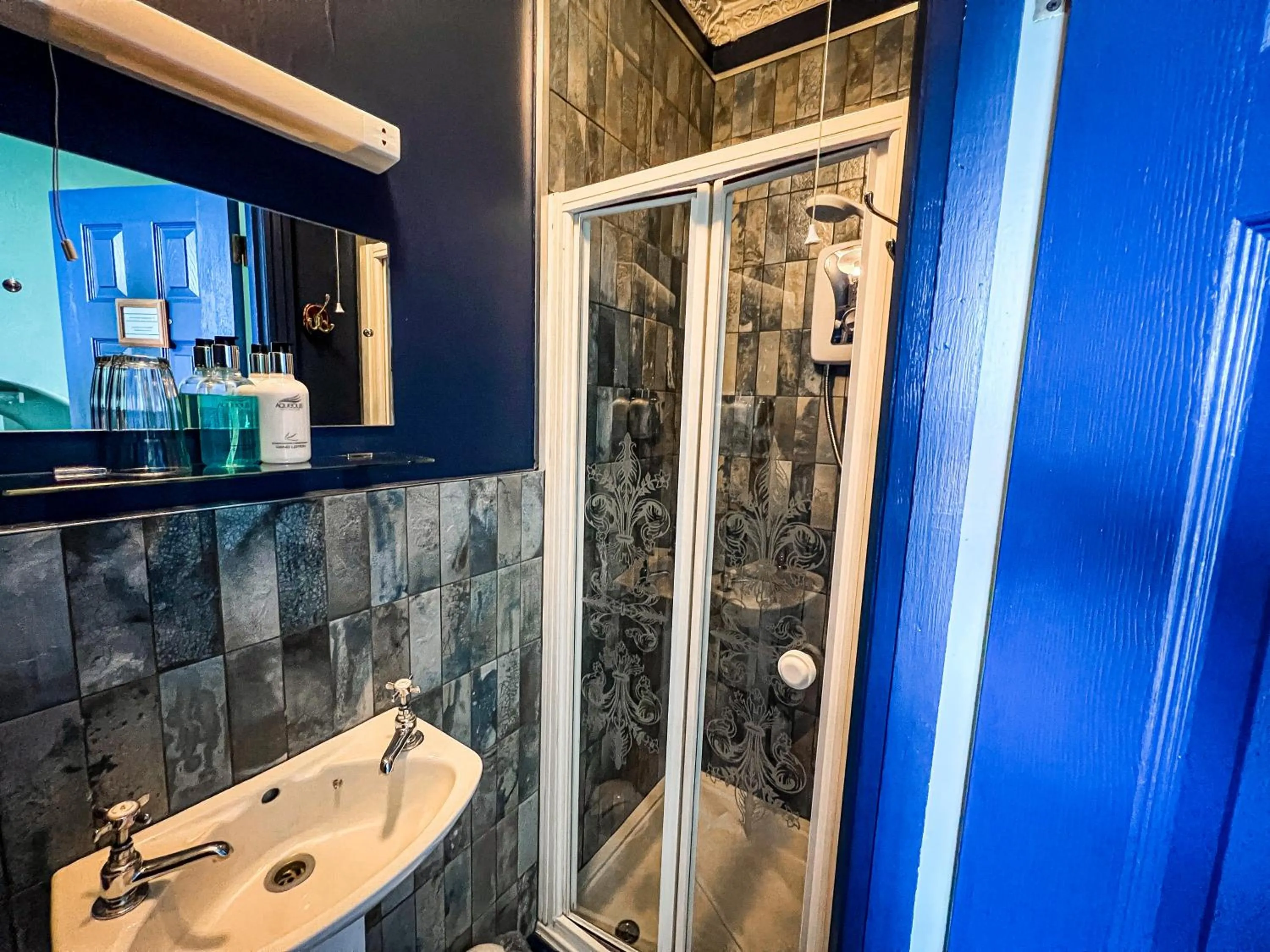 Shower in Rock House Hotel