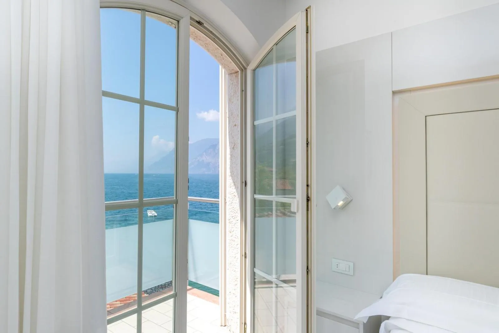 Lake view, Bed in Hotel Vega