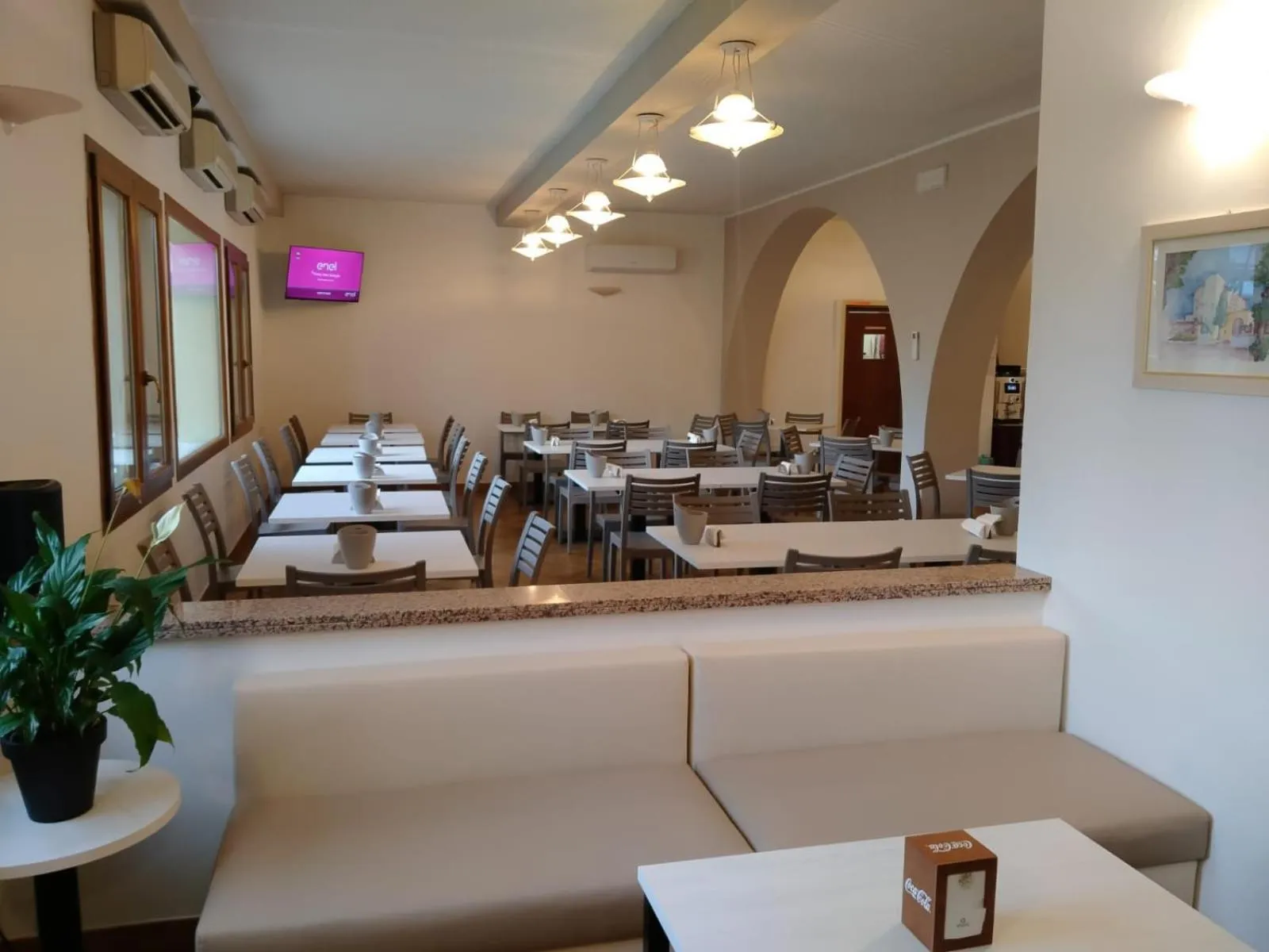 Restaurant/places to eat in Hotel Magnolia