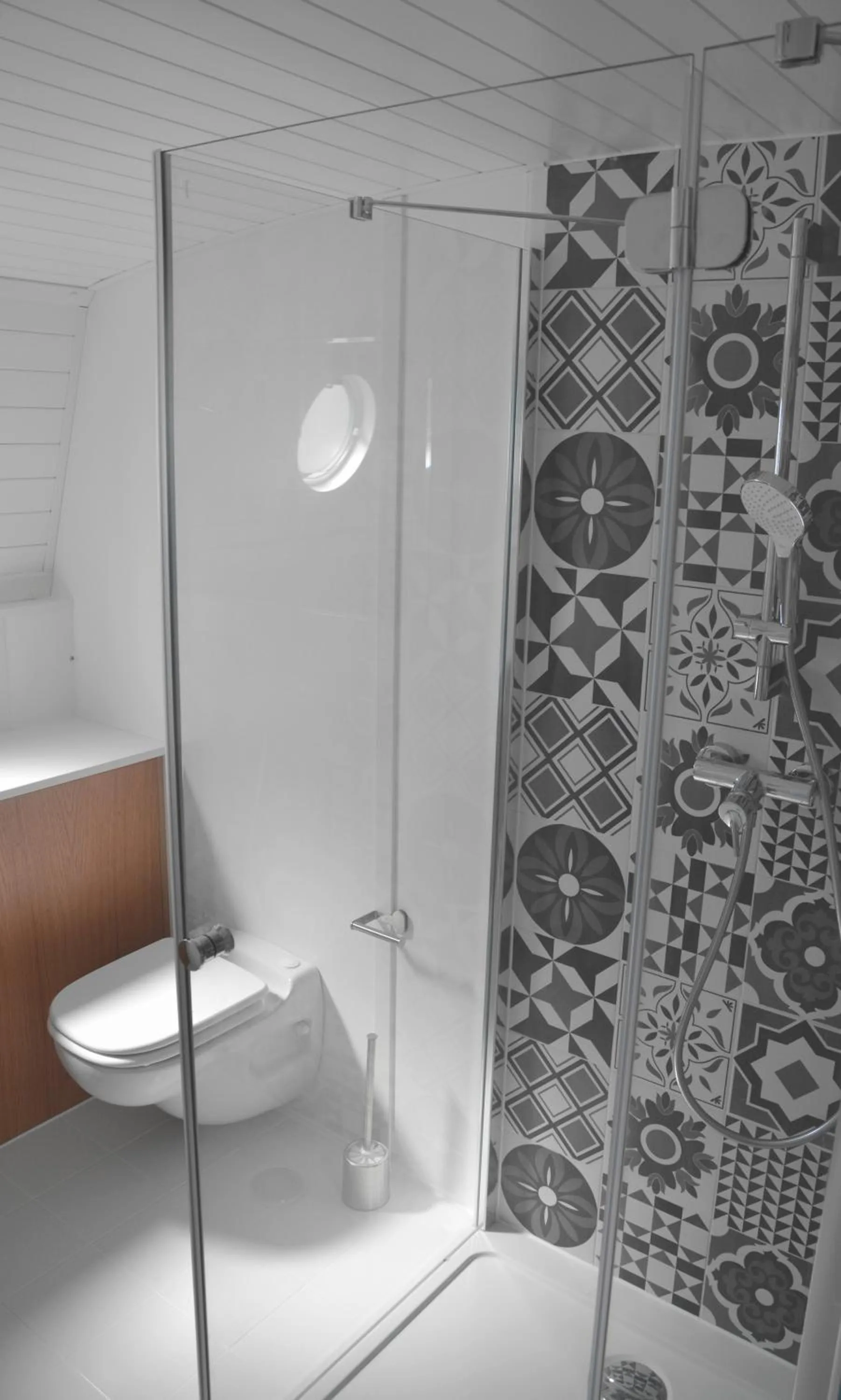 Shower in Tagus Marina