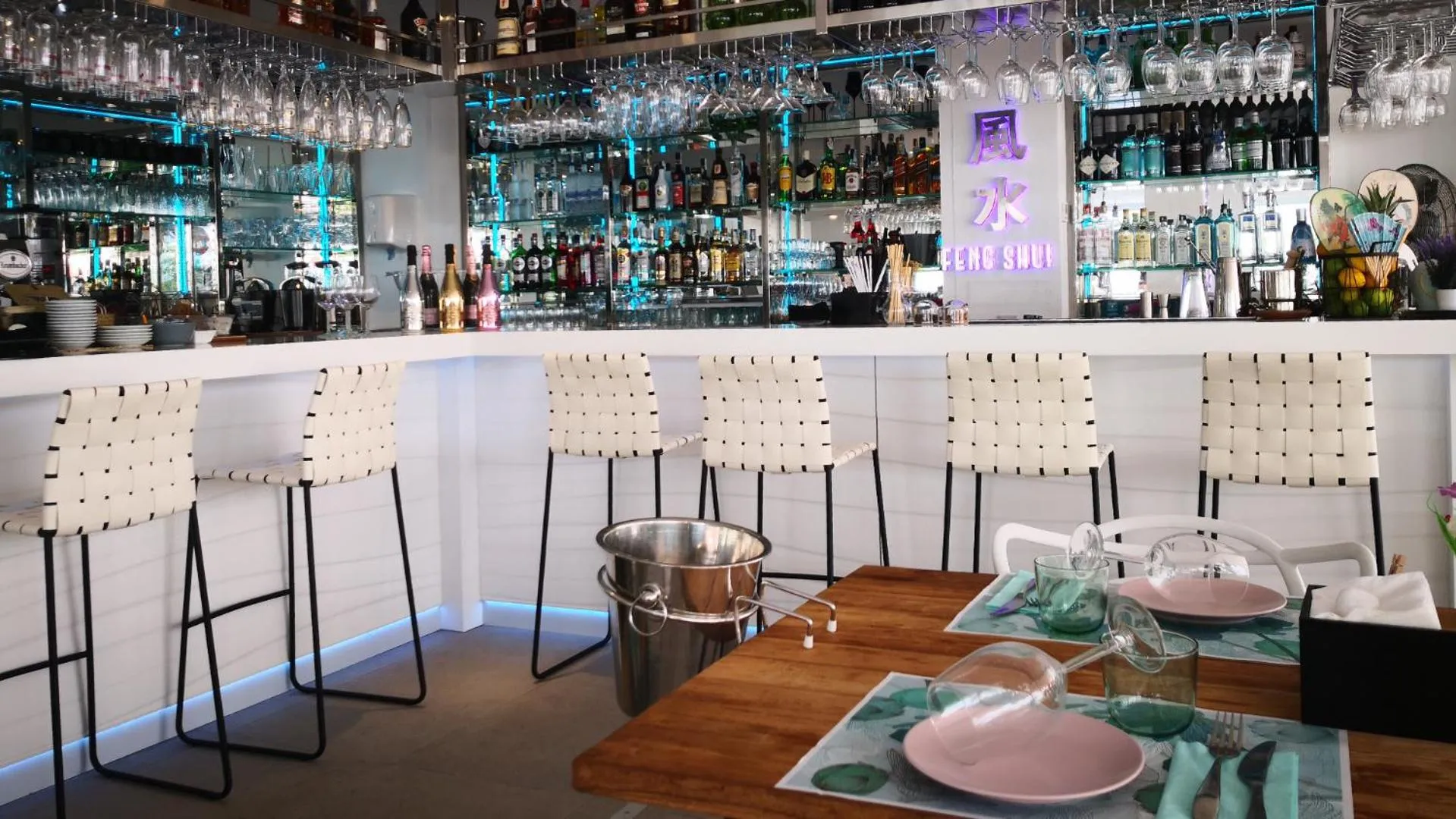 Restaurant/places to eat in The Hype Beachhouse