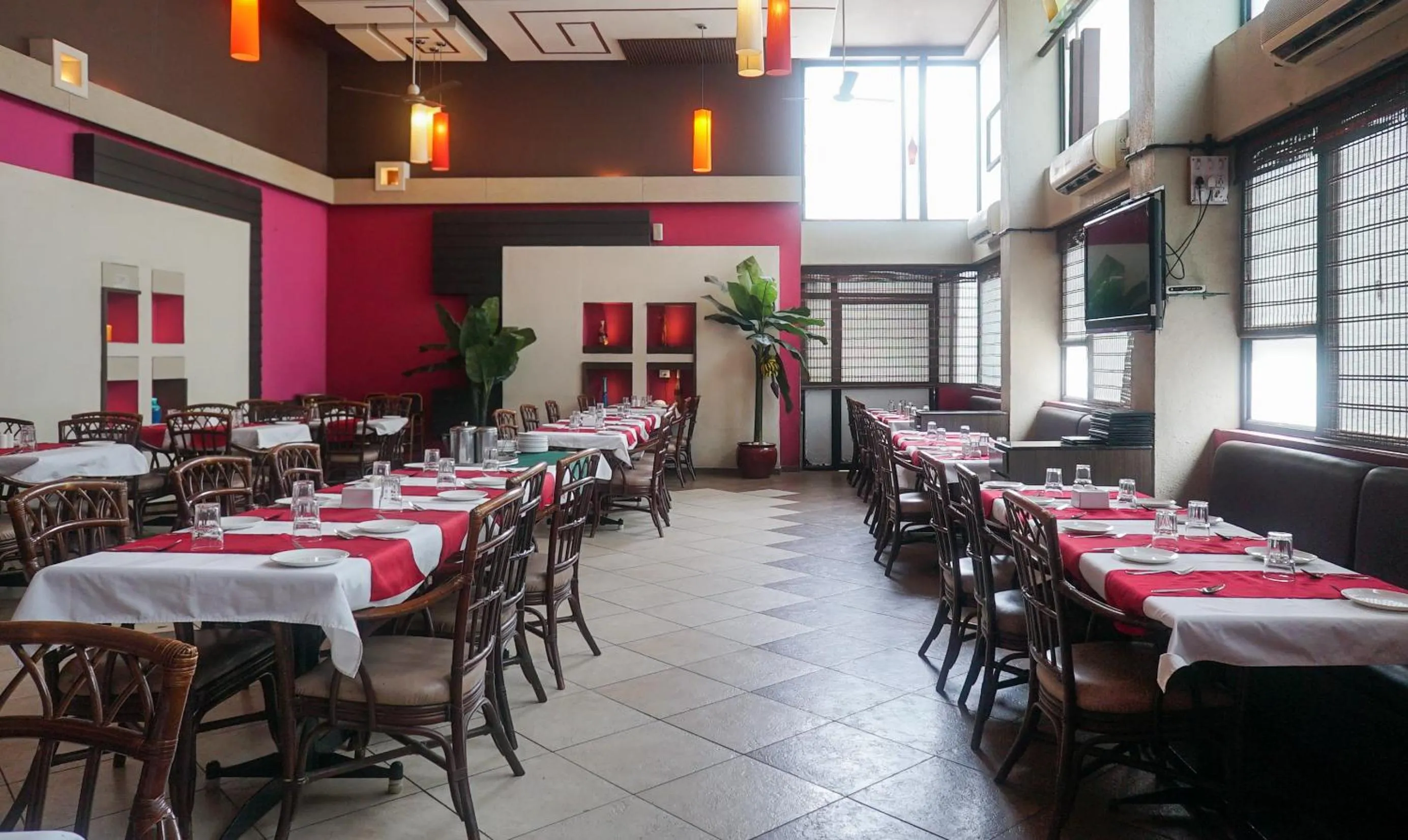 Restaurant/places to eat in Treebo Brahma Regency