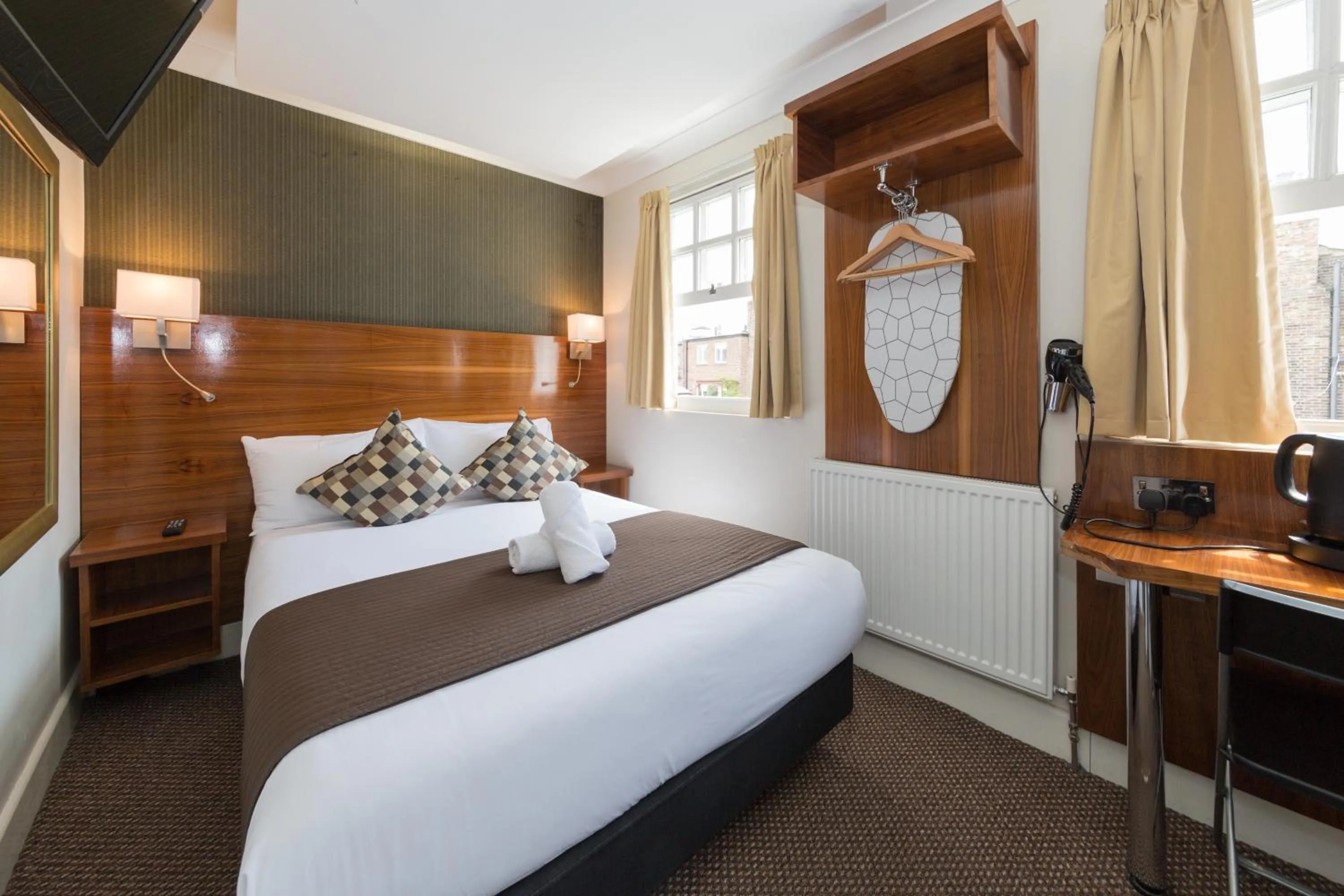 Photo of the whole room, Bed in Chester Hotel