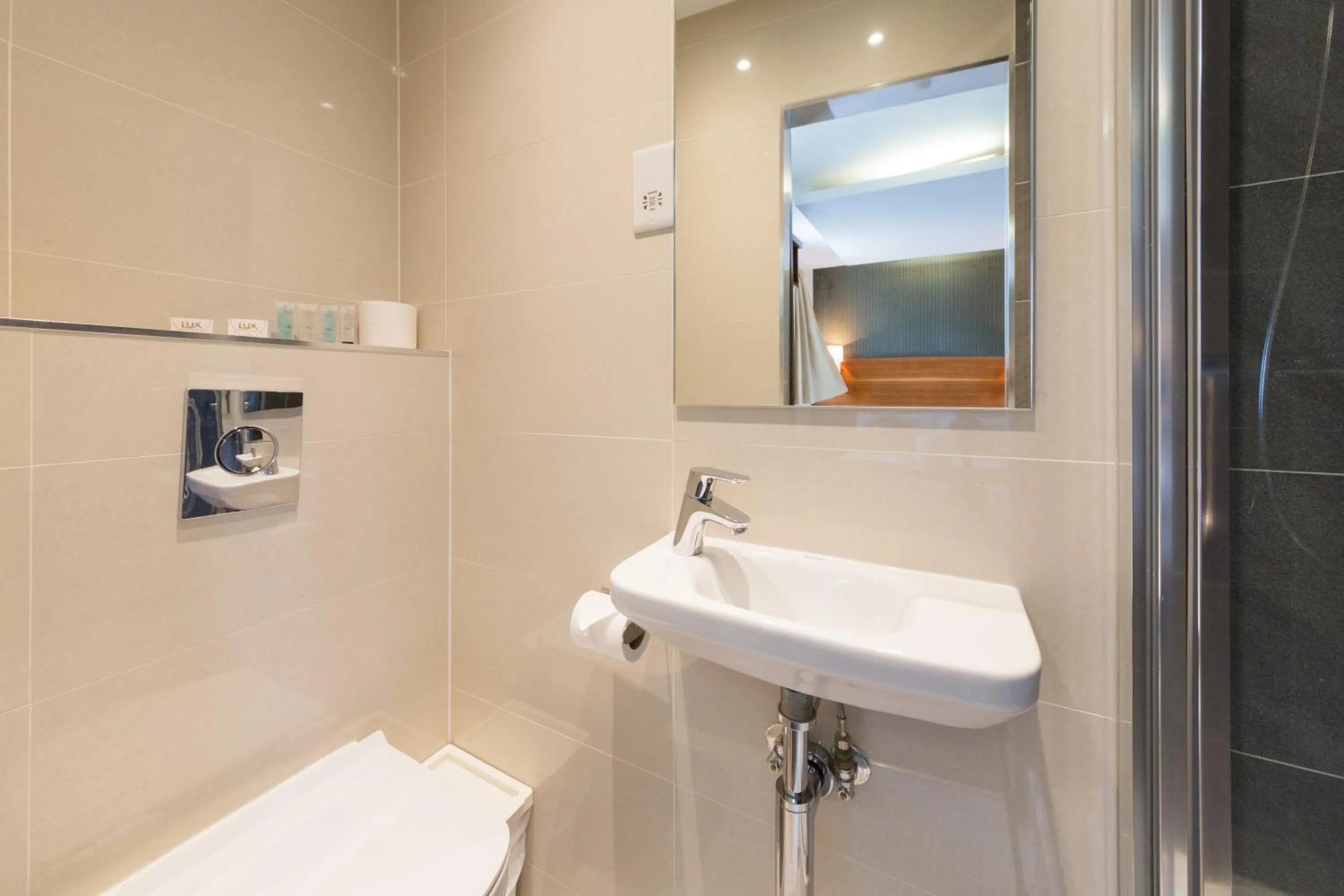 Shower in Chester Hotel