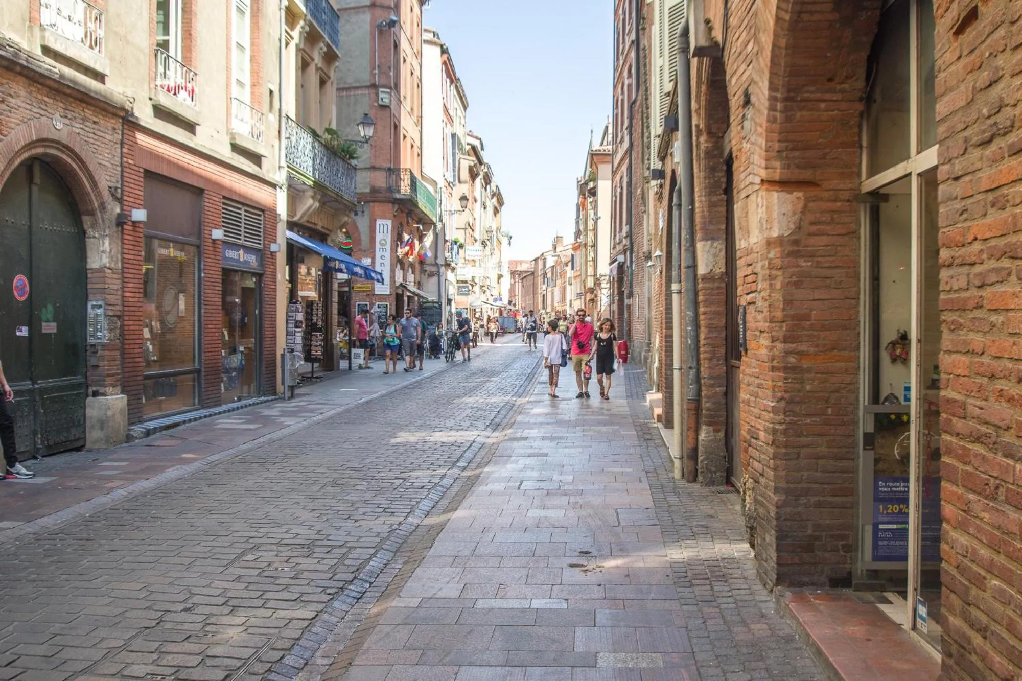Street view in La Dame du Taur by Cocoonr