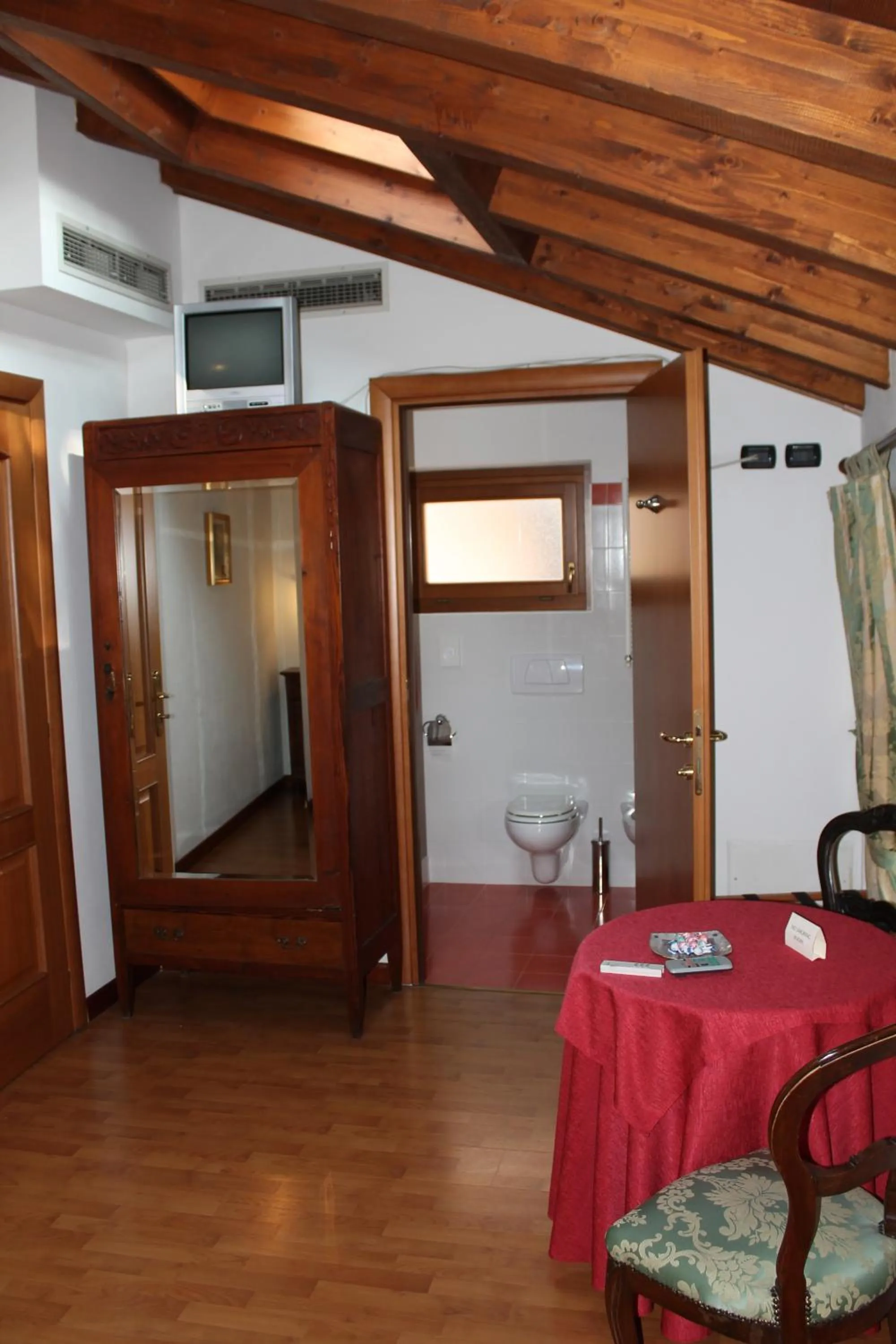 Decorative detail in Hotel Centrale Bellagio