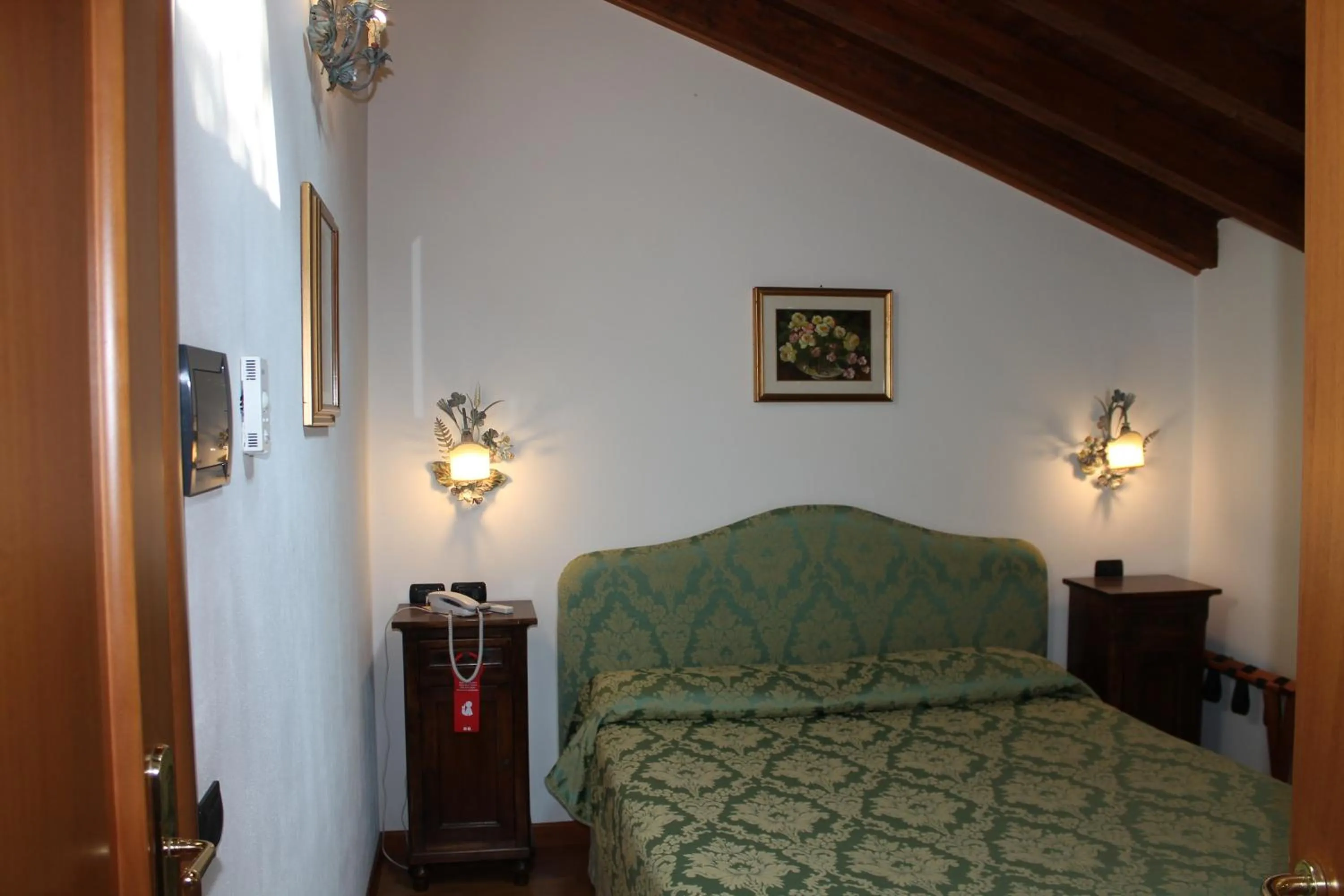 Photo of the whole room, Bed in Hotel Centrale Bellagio