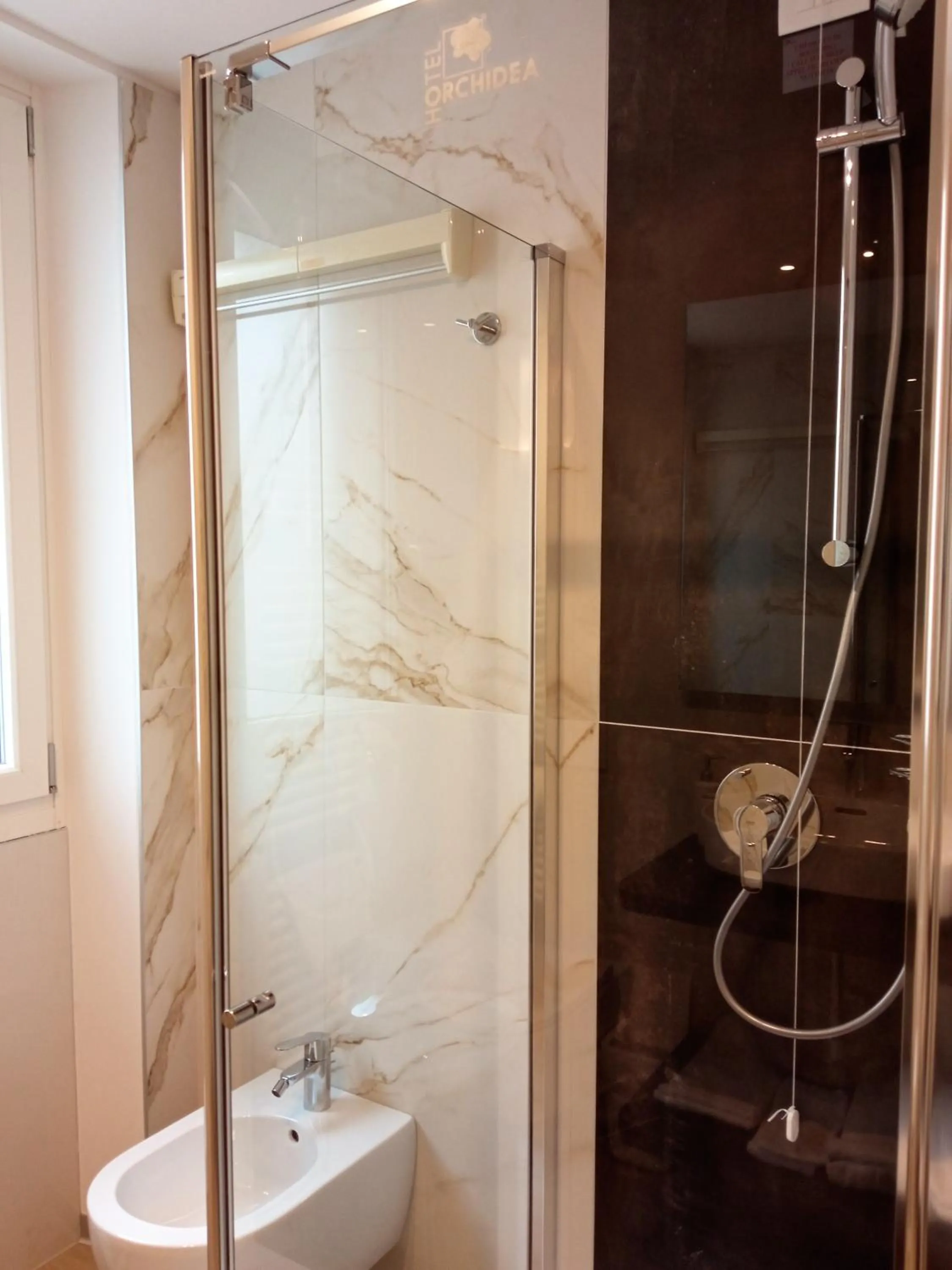 Bathroom in Hotel Orchidea