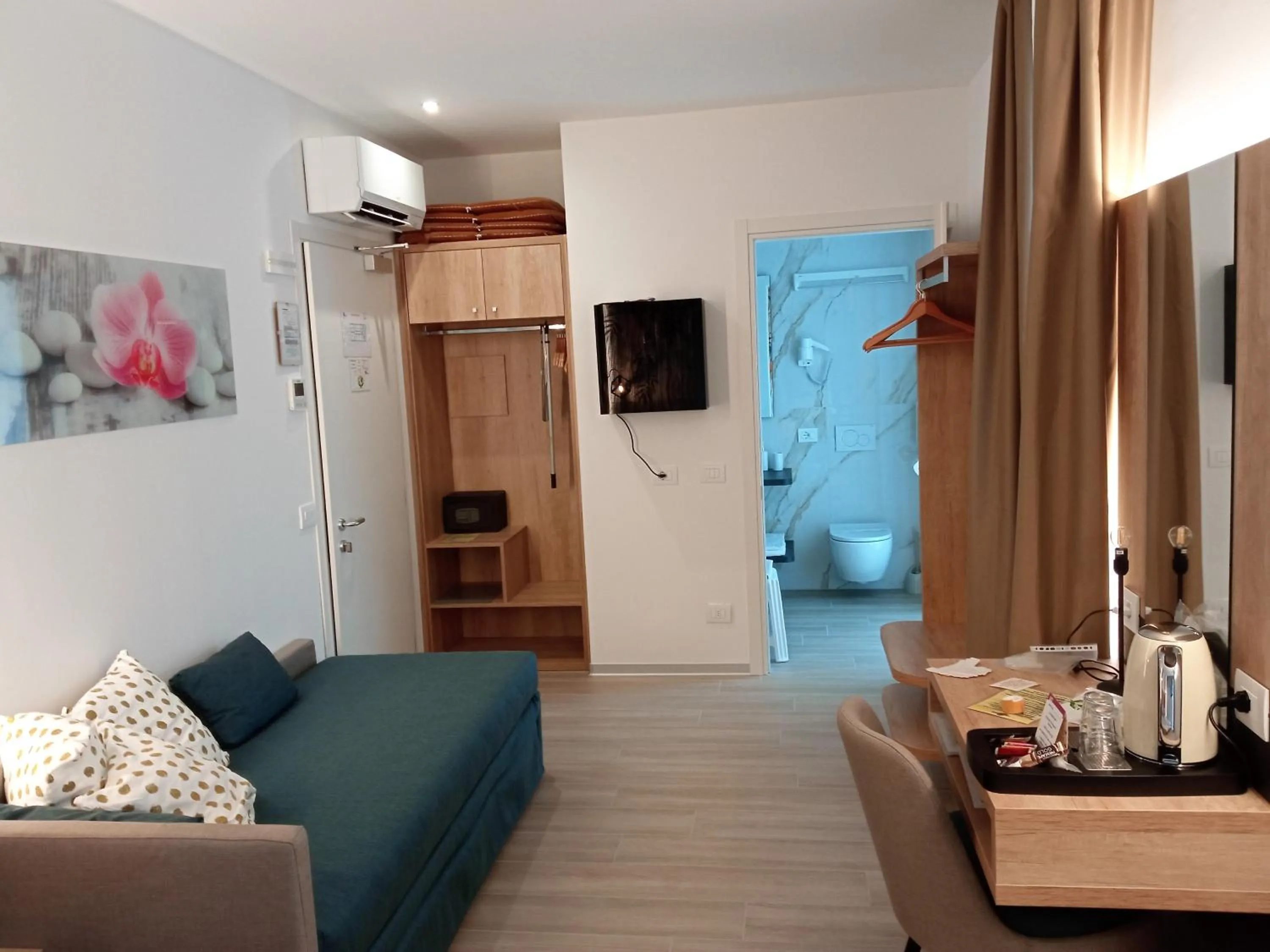 Photo of the whole room in Hotel Orchidea