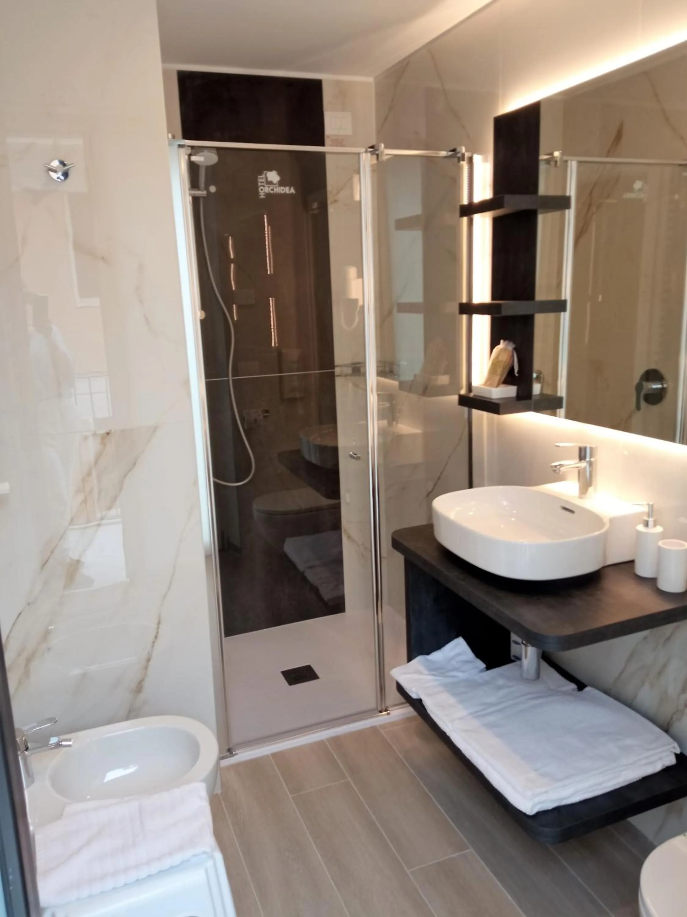 Shower in Hotel Orchidea