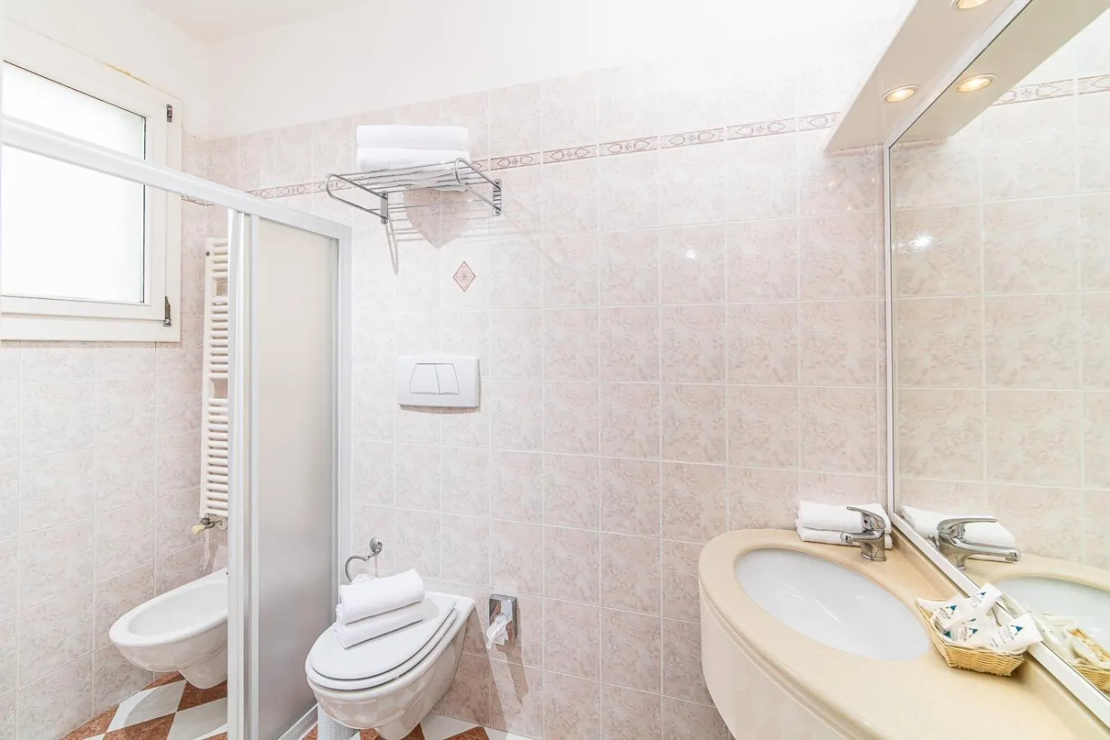 Shower in Hotel Karinzia