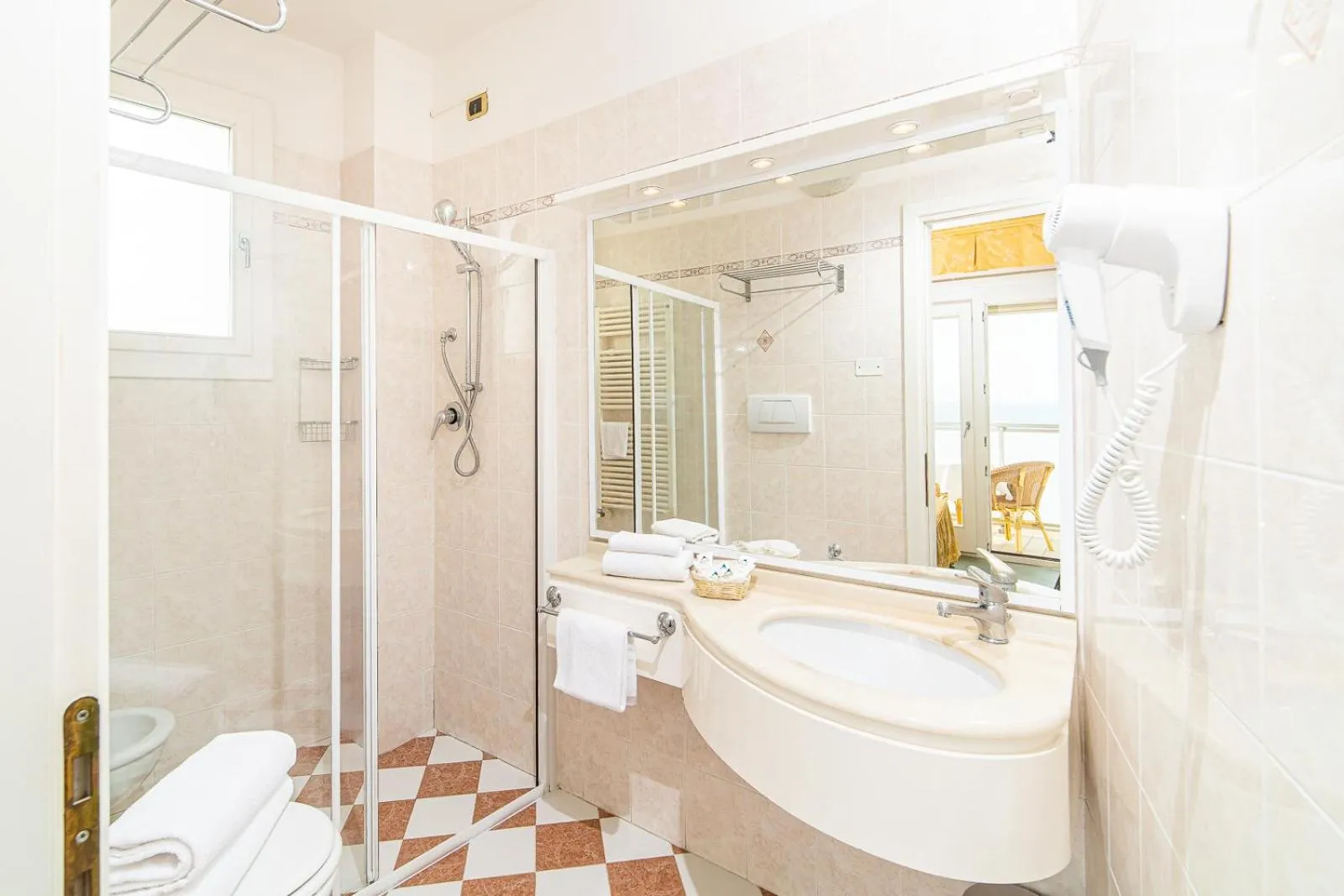 Shower in Hotel Karinzia