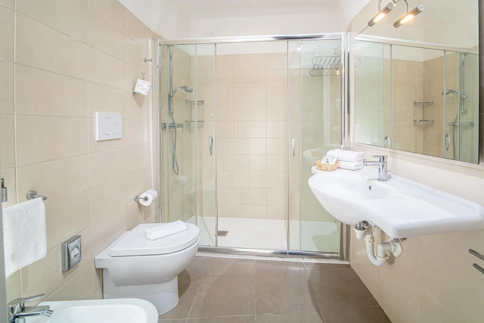 Shower in Hotel Karinzia