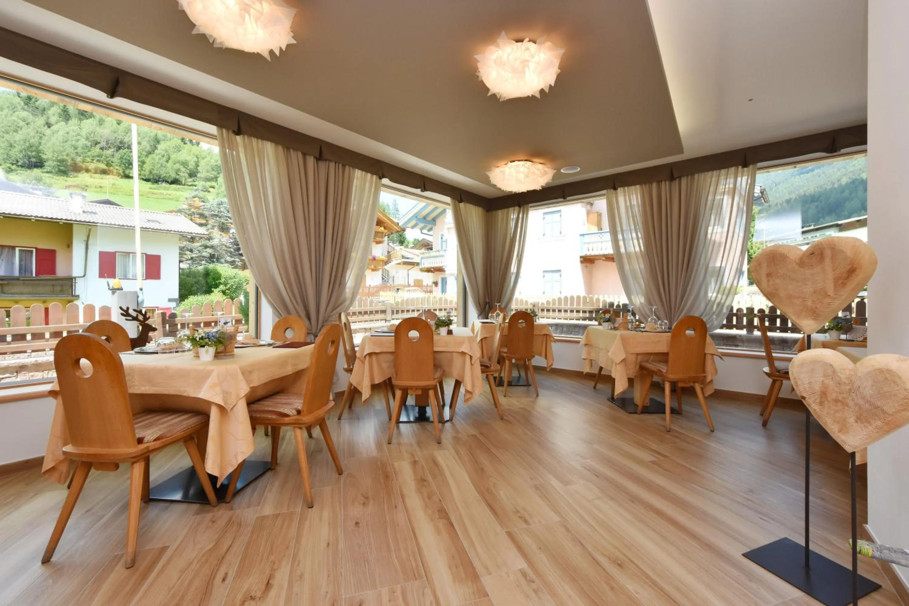 Restaurant/places to eat in Hotel Ciampian