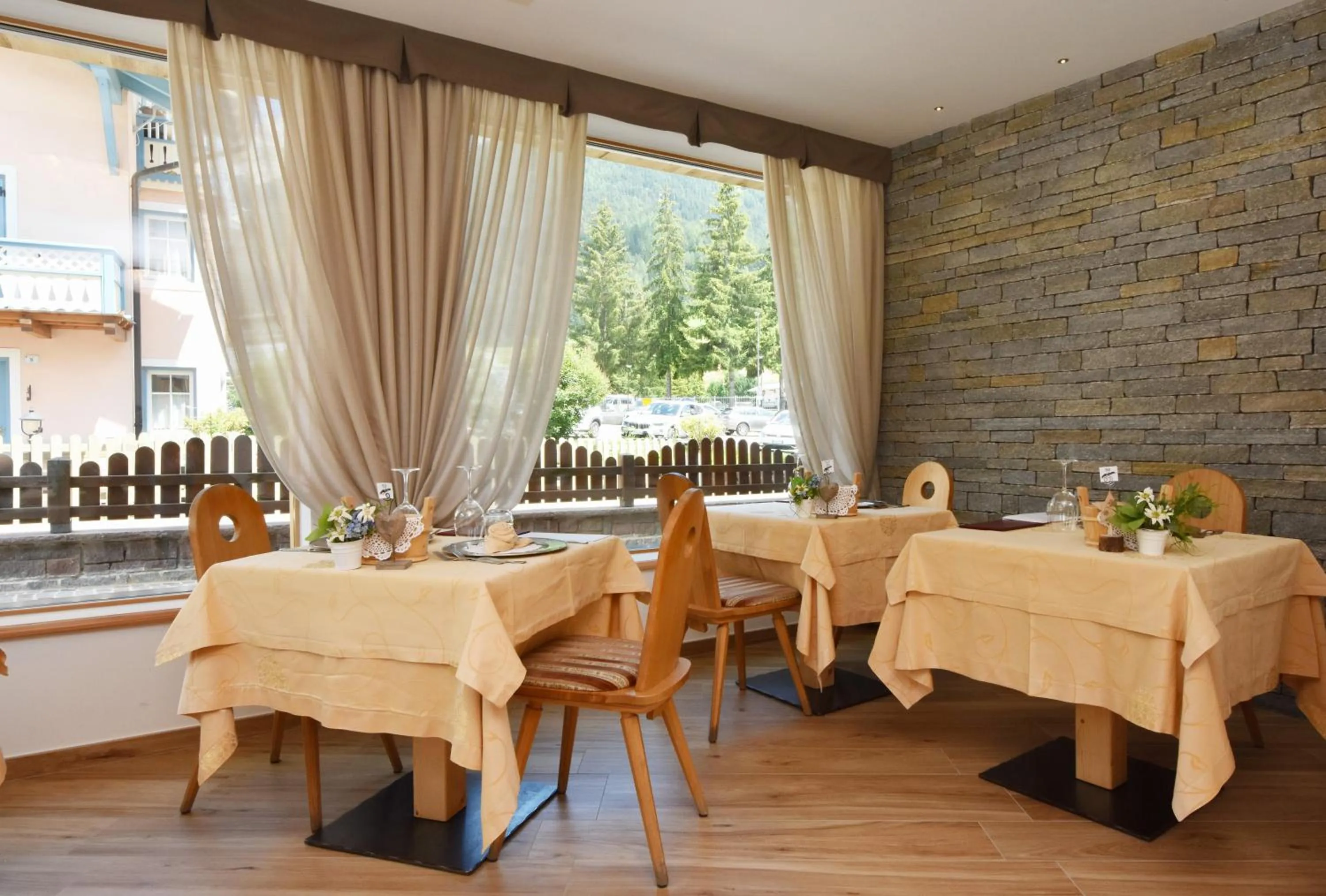 Restaurant/places to eat in Hotel Ciampian