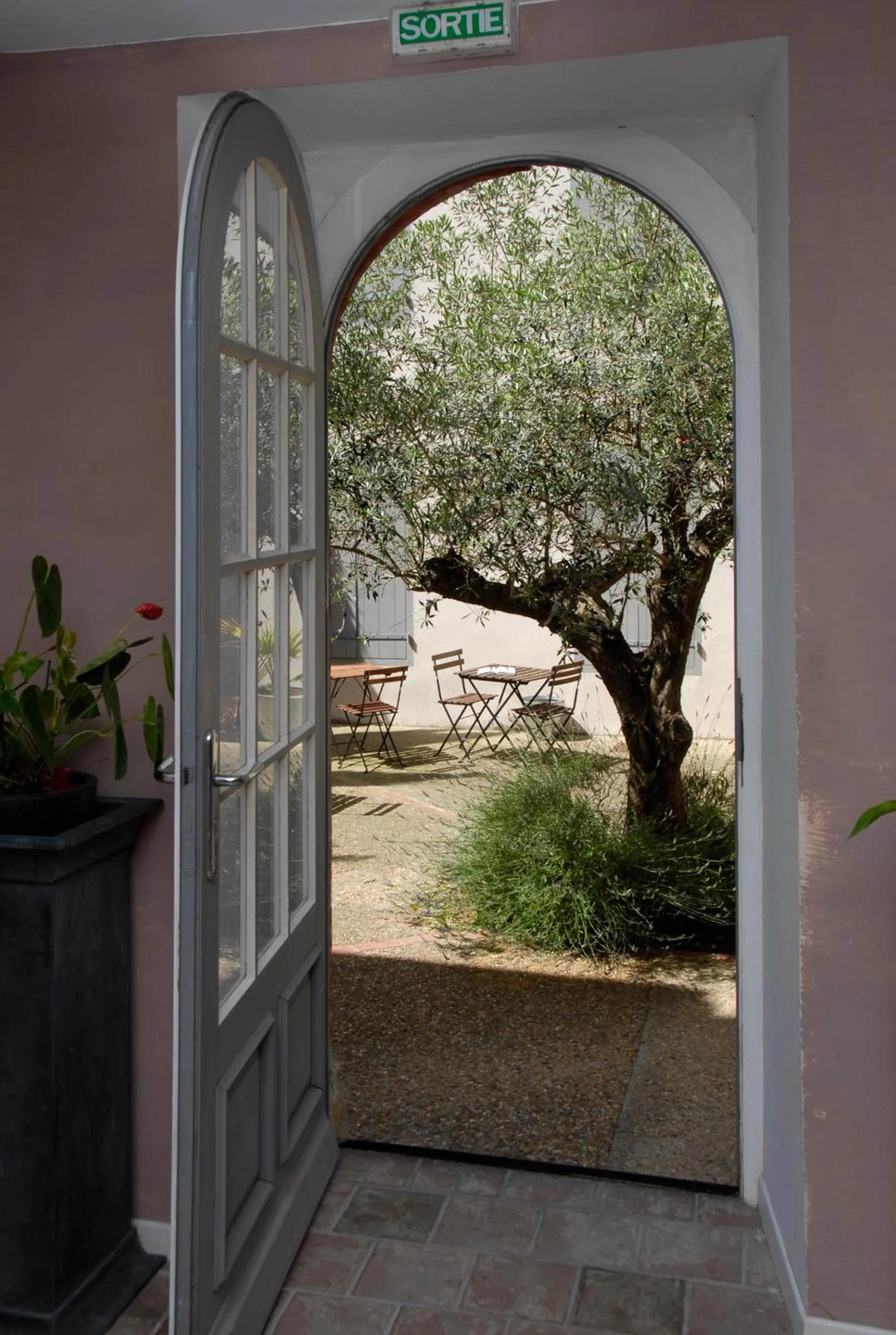 Patio in La Maison Vieille Maison d'Hôtes & Gîtes