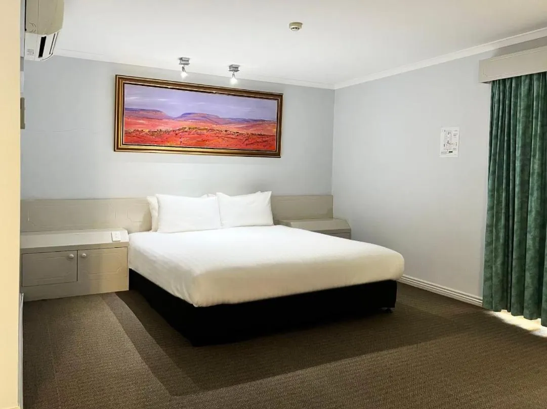 Bed in Stay at Alice Springs Hotel