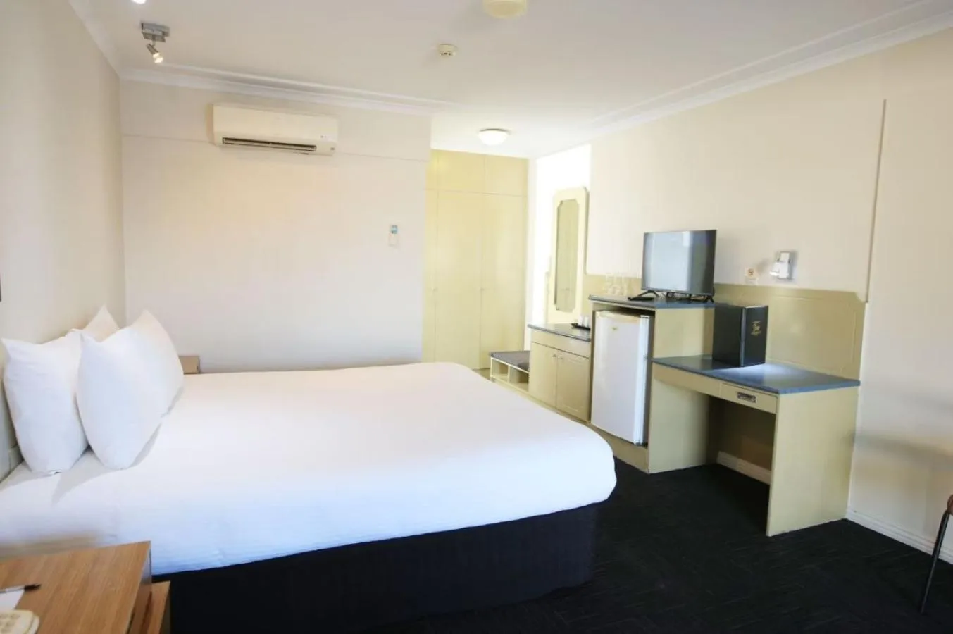 Bed in Stay at Alice Springs Hotel