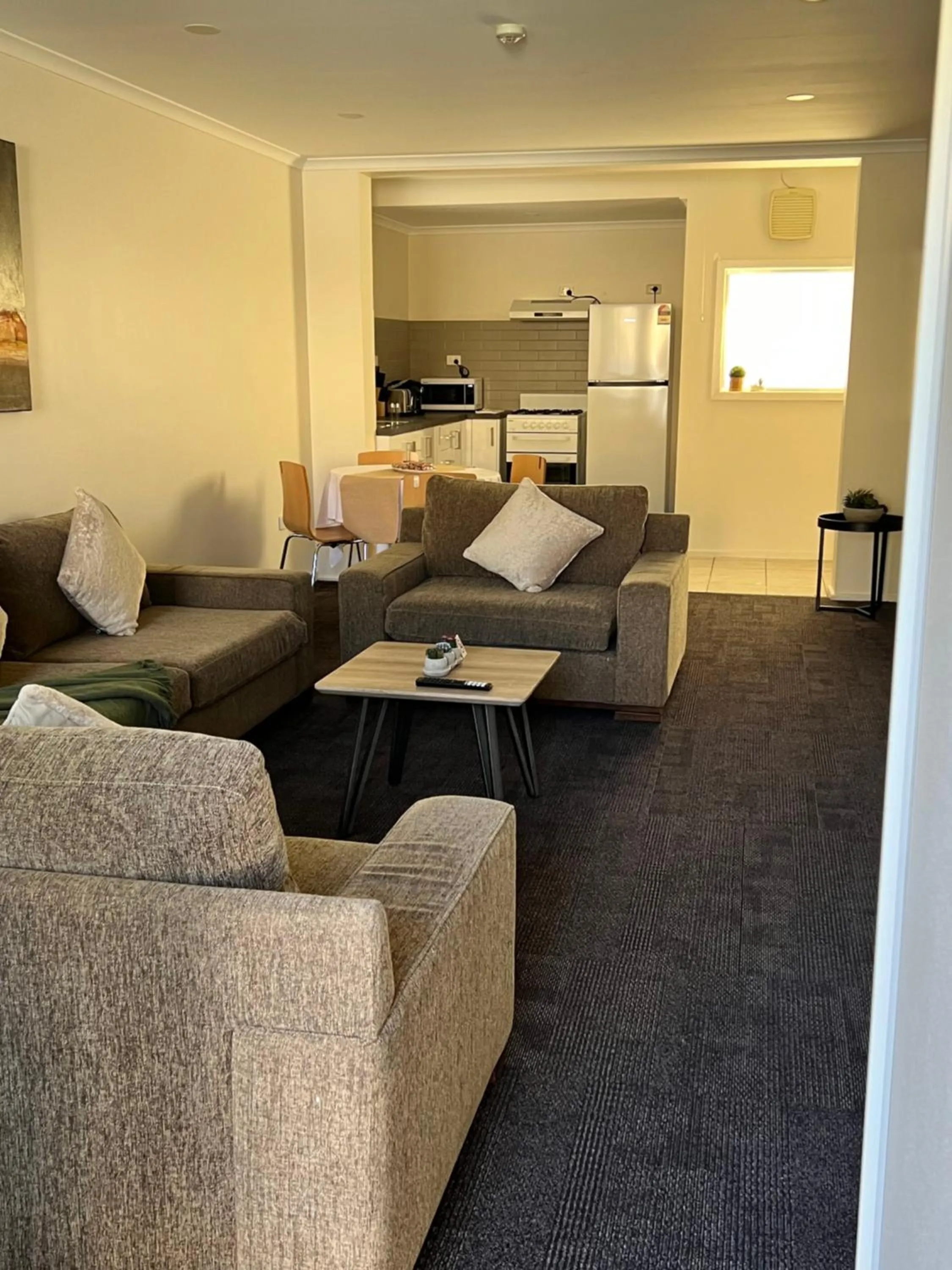 Living room, Bed in Stay at Alice Springs Hotel