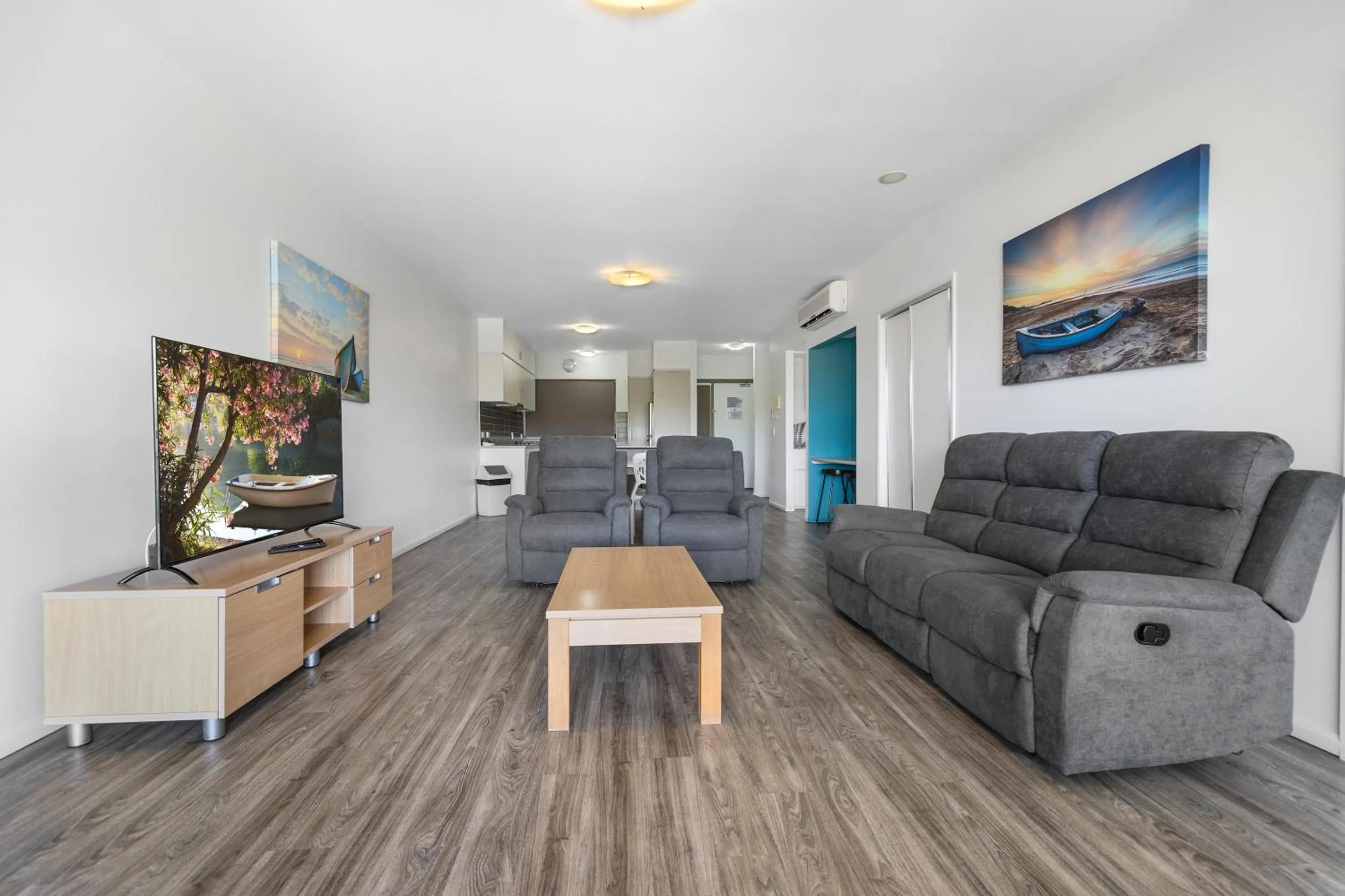 TV and multimedia in Beaches on Lammermoor Apartments