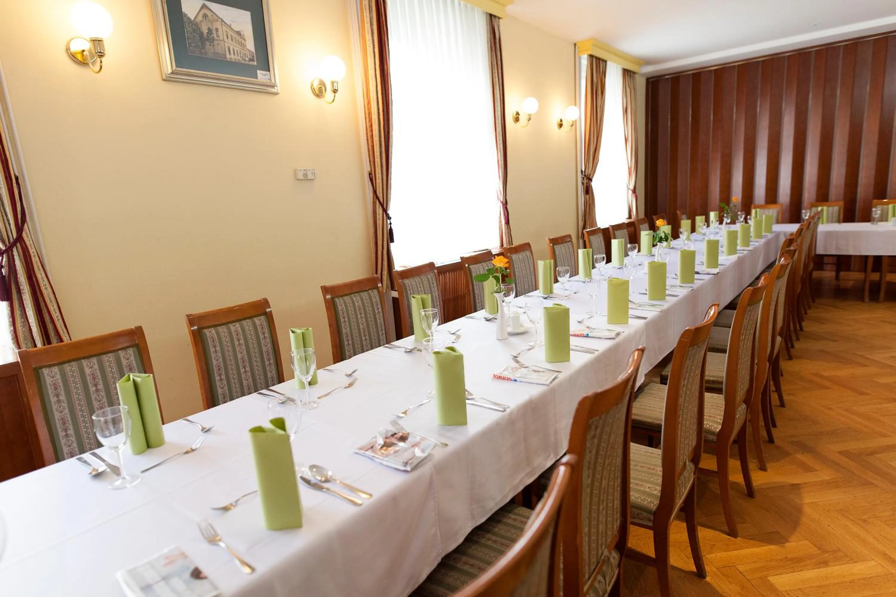 Restaurant/places to eat in Hotel Zvezda