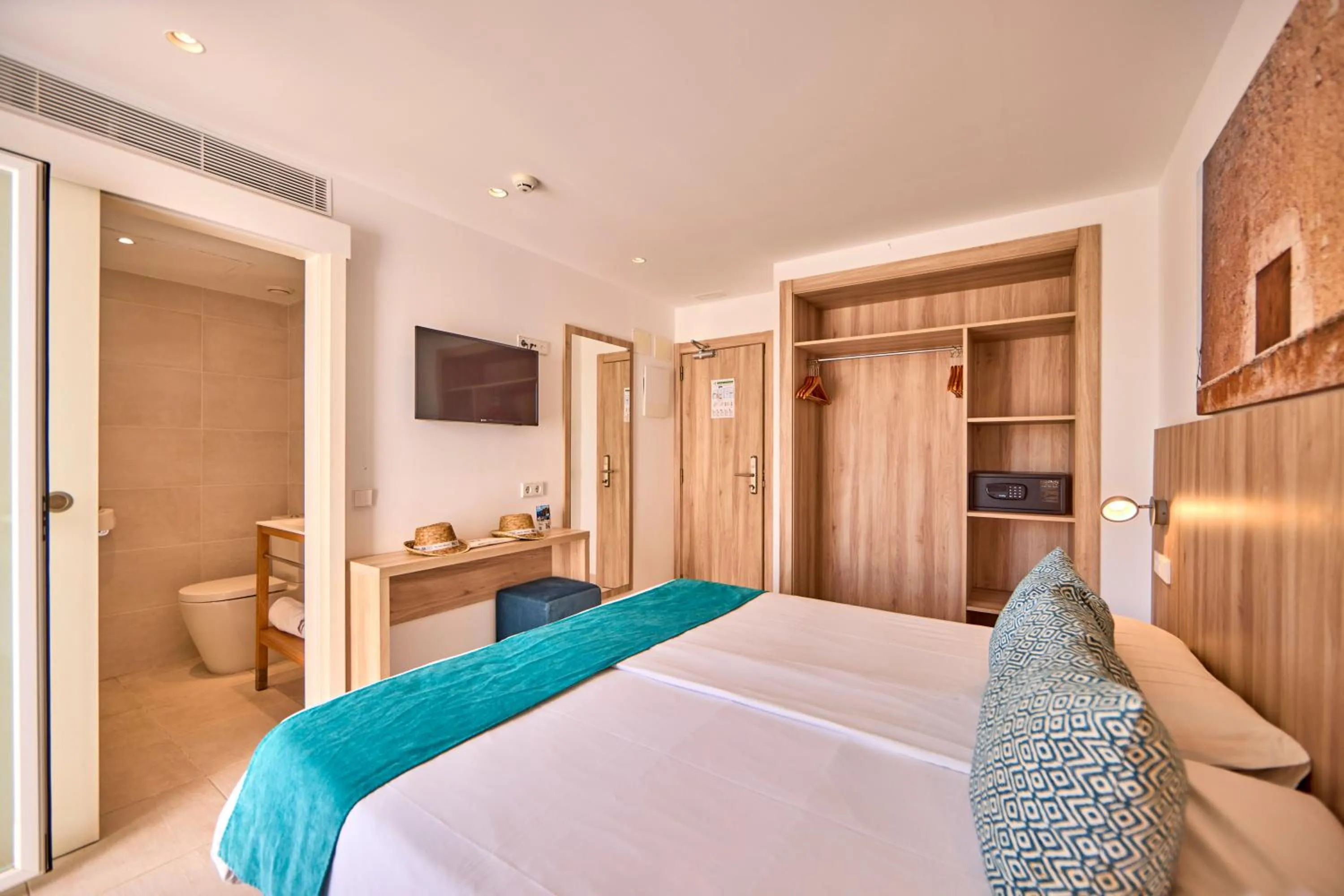 Photo of the whole room, Bed in INNER Hotel Rupit "Adults Only"