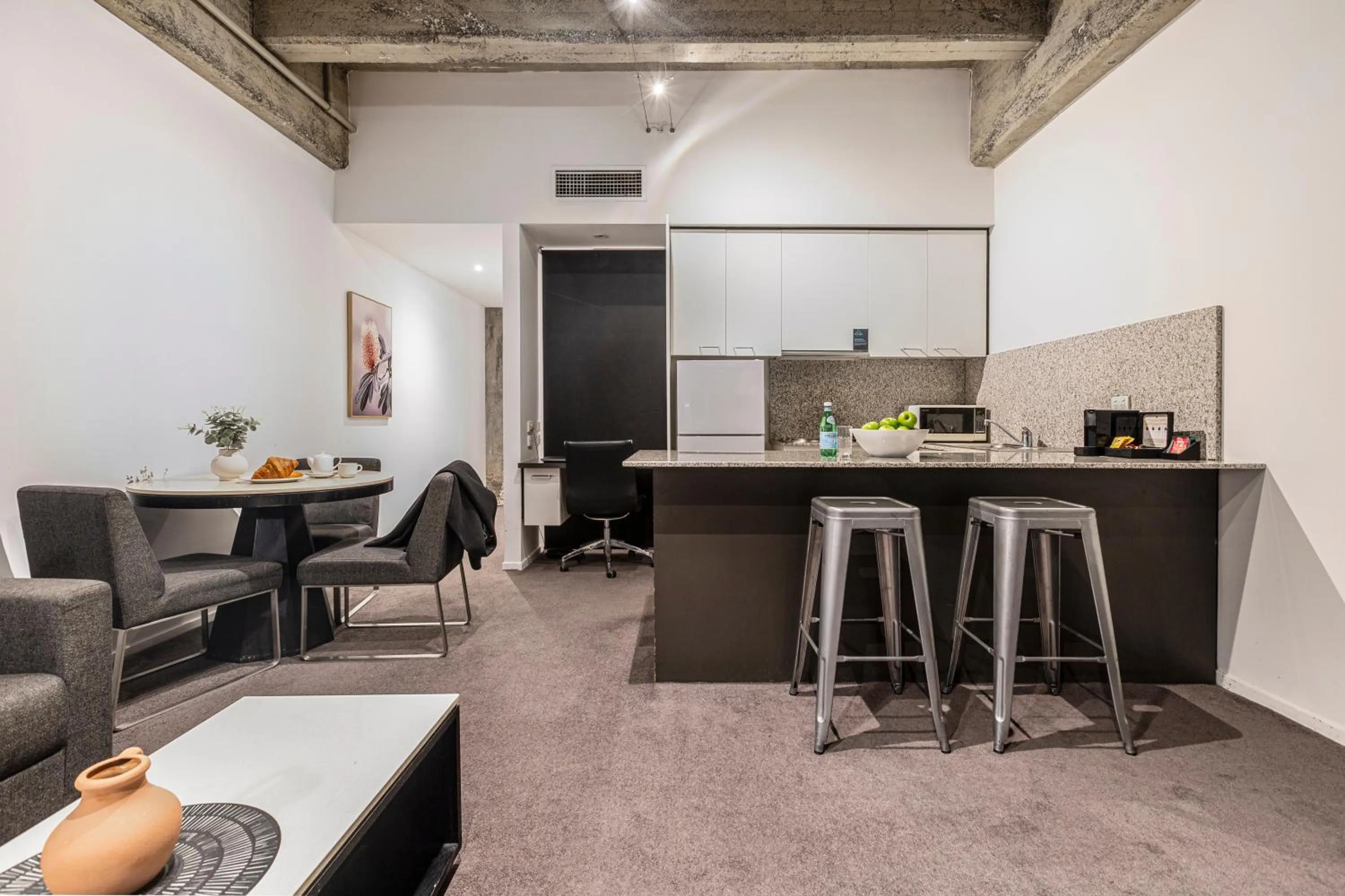 Kitchen or kitchenette in Punthill Apartment Hotel - Manhattan