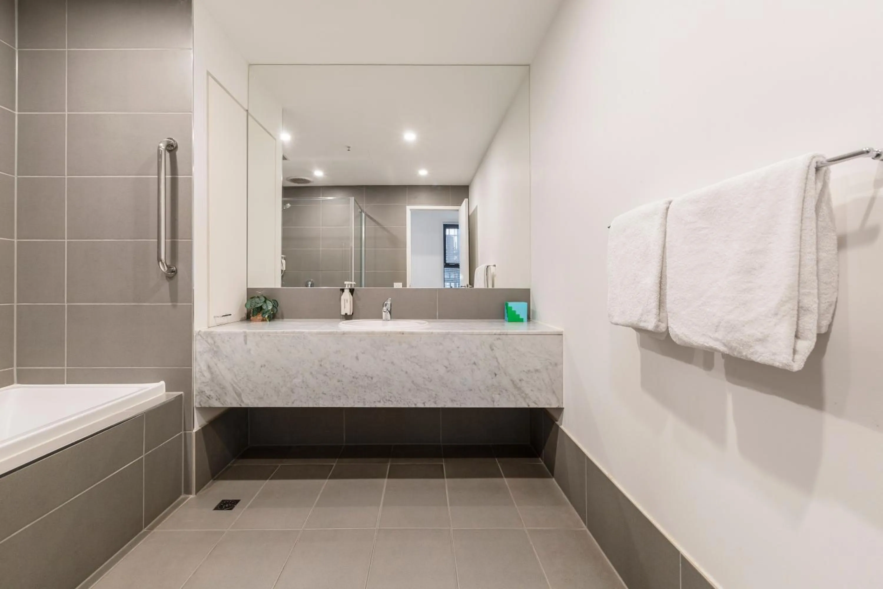 Shower in Punthill Apartment Hotel - Manhattan