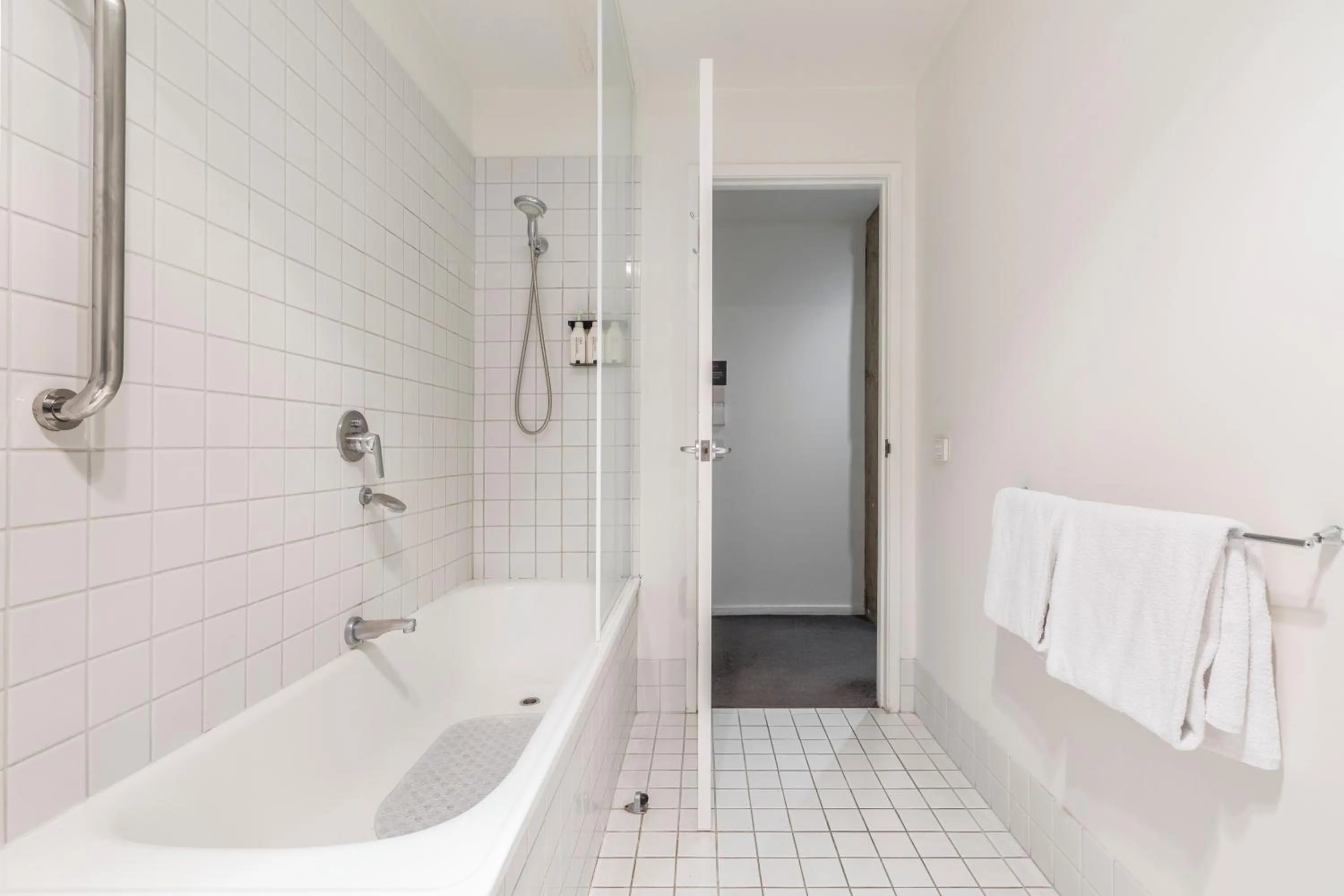 Bathroom in Punthill Apartment Hotel - Manhattan