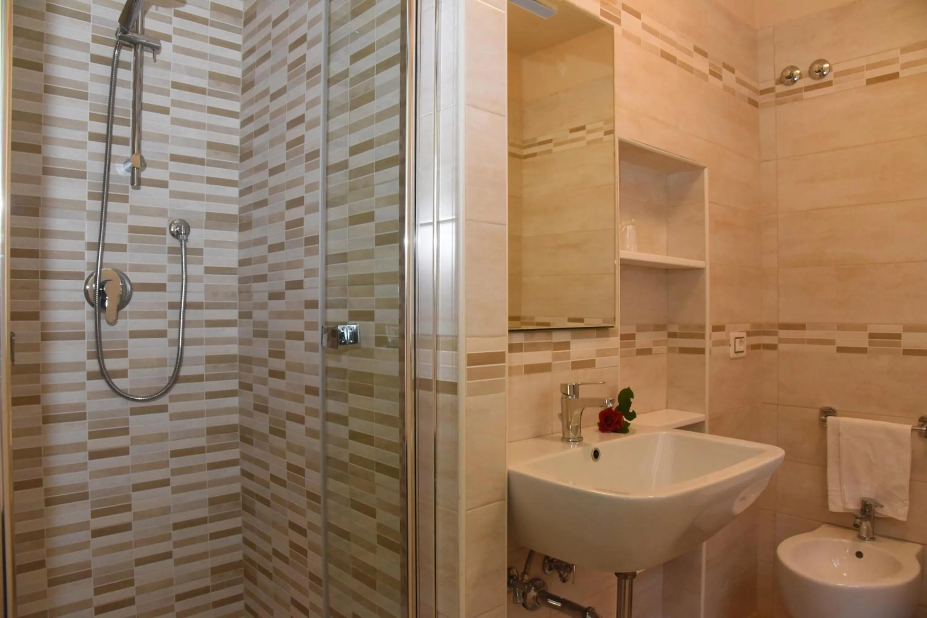 Shower in Albergo La Rosetta