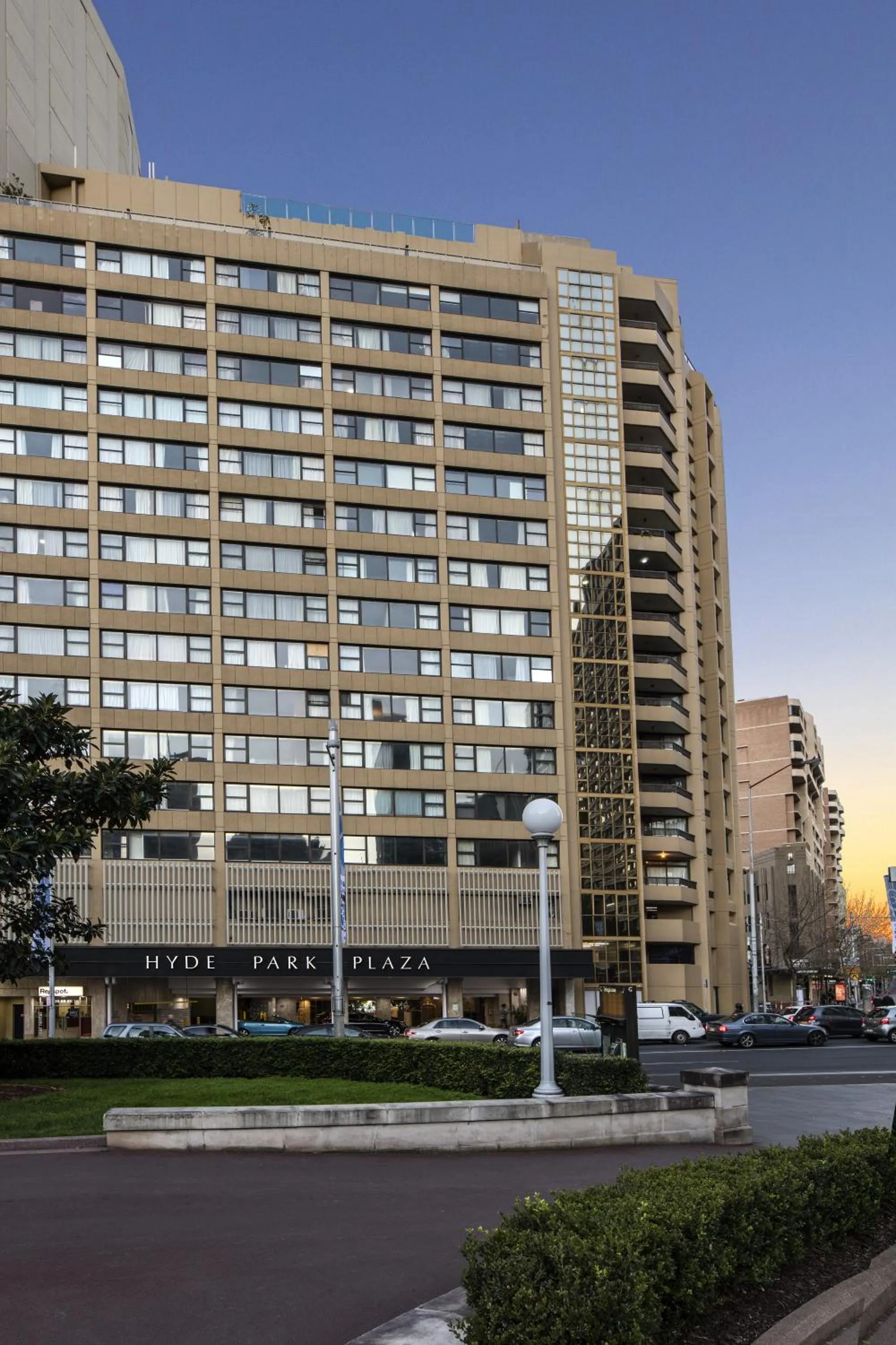 Property building in Oaks Sydney Hyde Park Suites