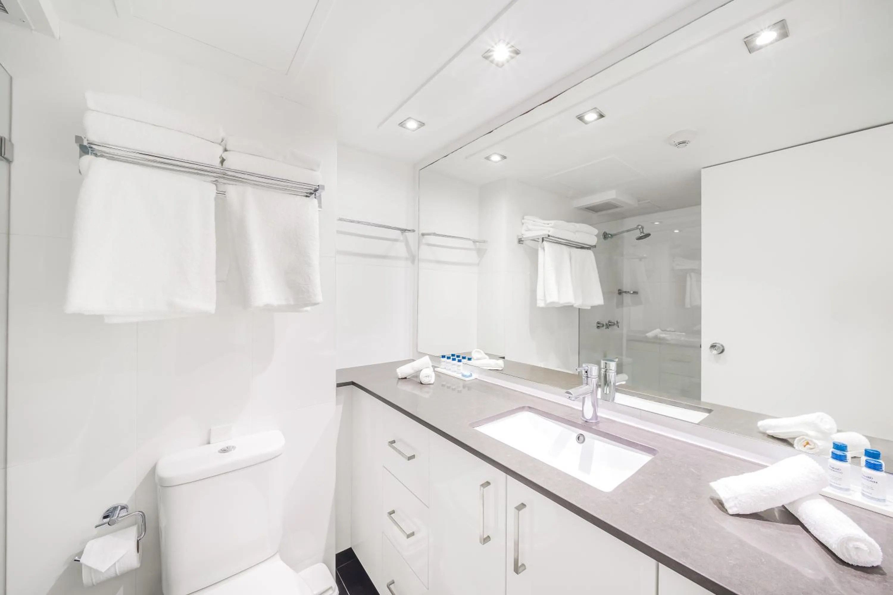 Toilet in Oaks Sydney Hyde Park Suites