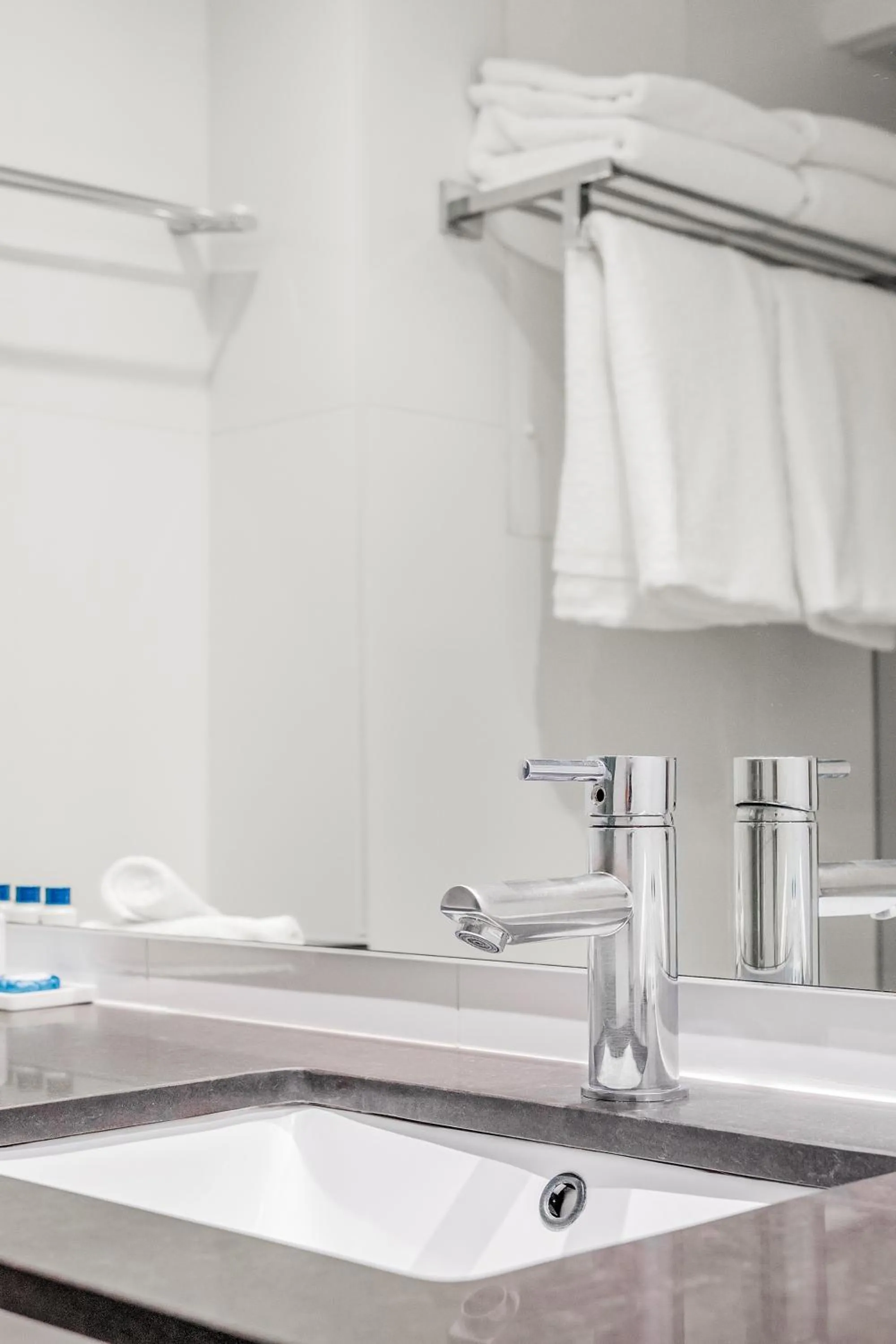 Bathroom in Oaks Sydney Hyde Park Suites