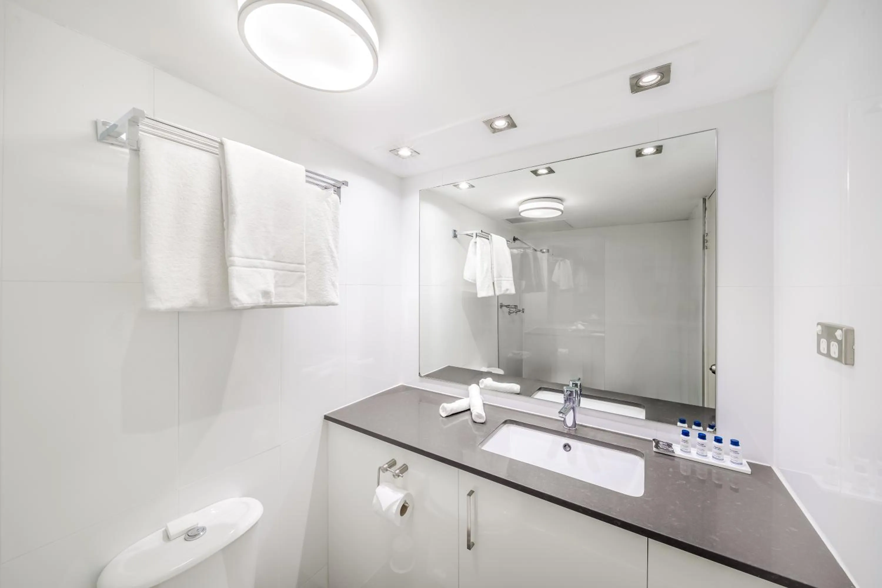 Bathroom in Oaks Sydney Hyde Park Suites